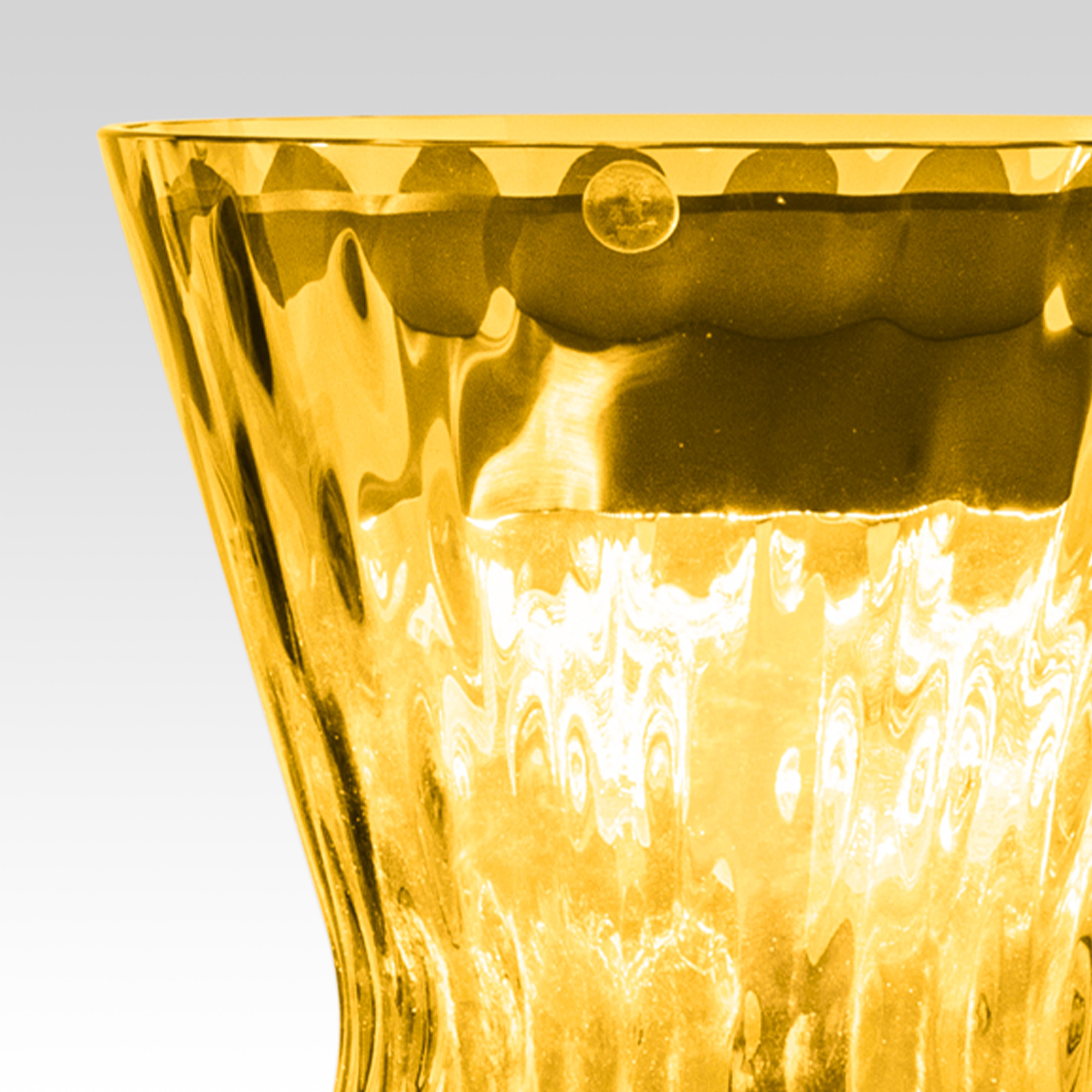 Tiara Luce, lampe de table conçue en 2018 par le designer Francesco Lucchese.
Elle a été entièrement repensée en utilisant les derniers développements de la technologie de l'éclairage tout en conservant intact le design original, qui incarne le