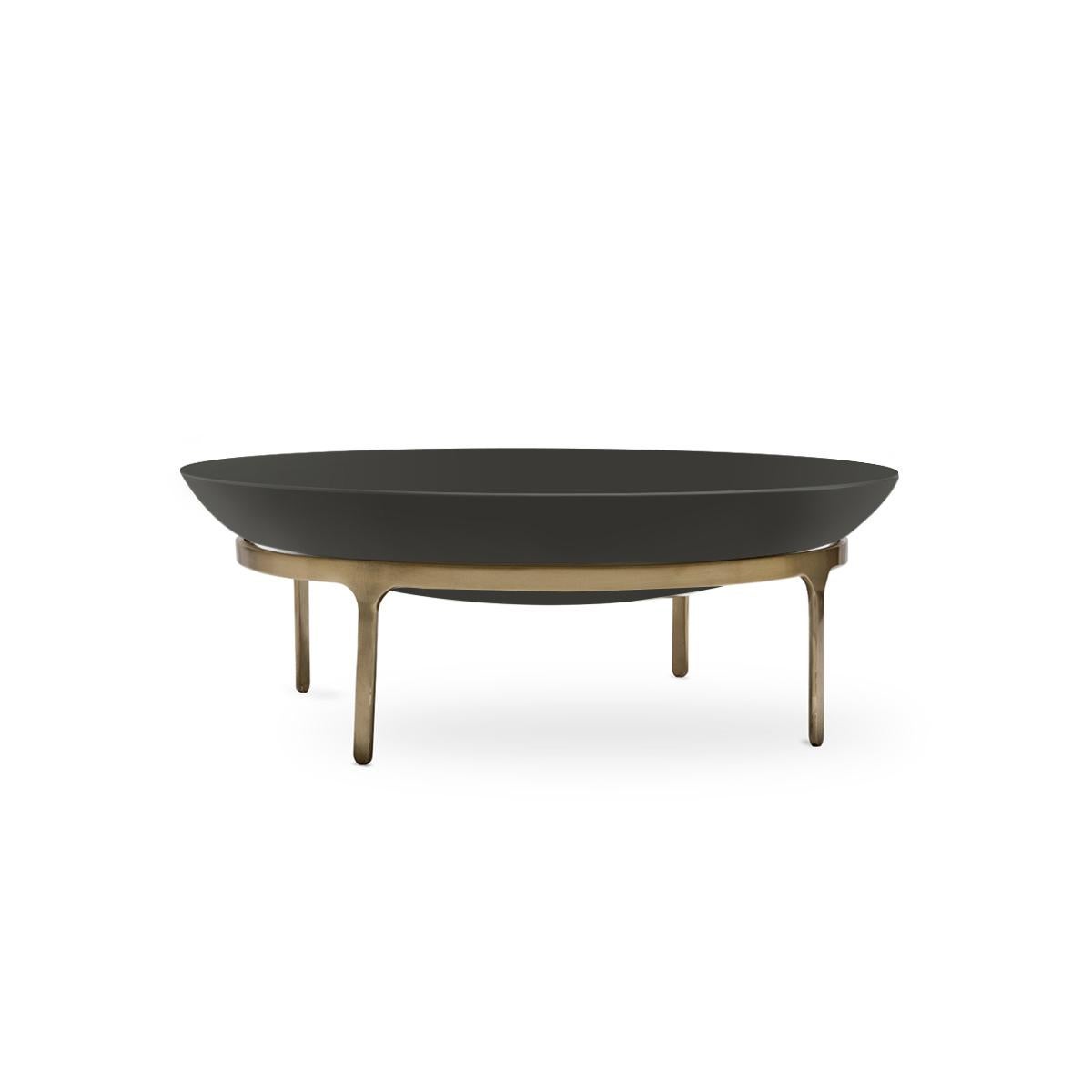 Tiberius I is a large ceramic fruit bowl with a brass stand, available in two color versions: anthracite or white.
The product is part of the collection New Roman, by Jaime Hayon: inspired by the vessels of the Roman Empire, this collection