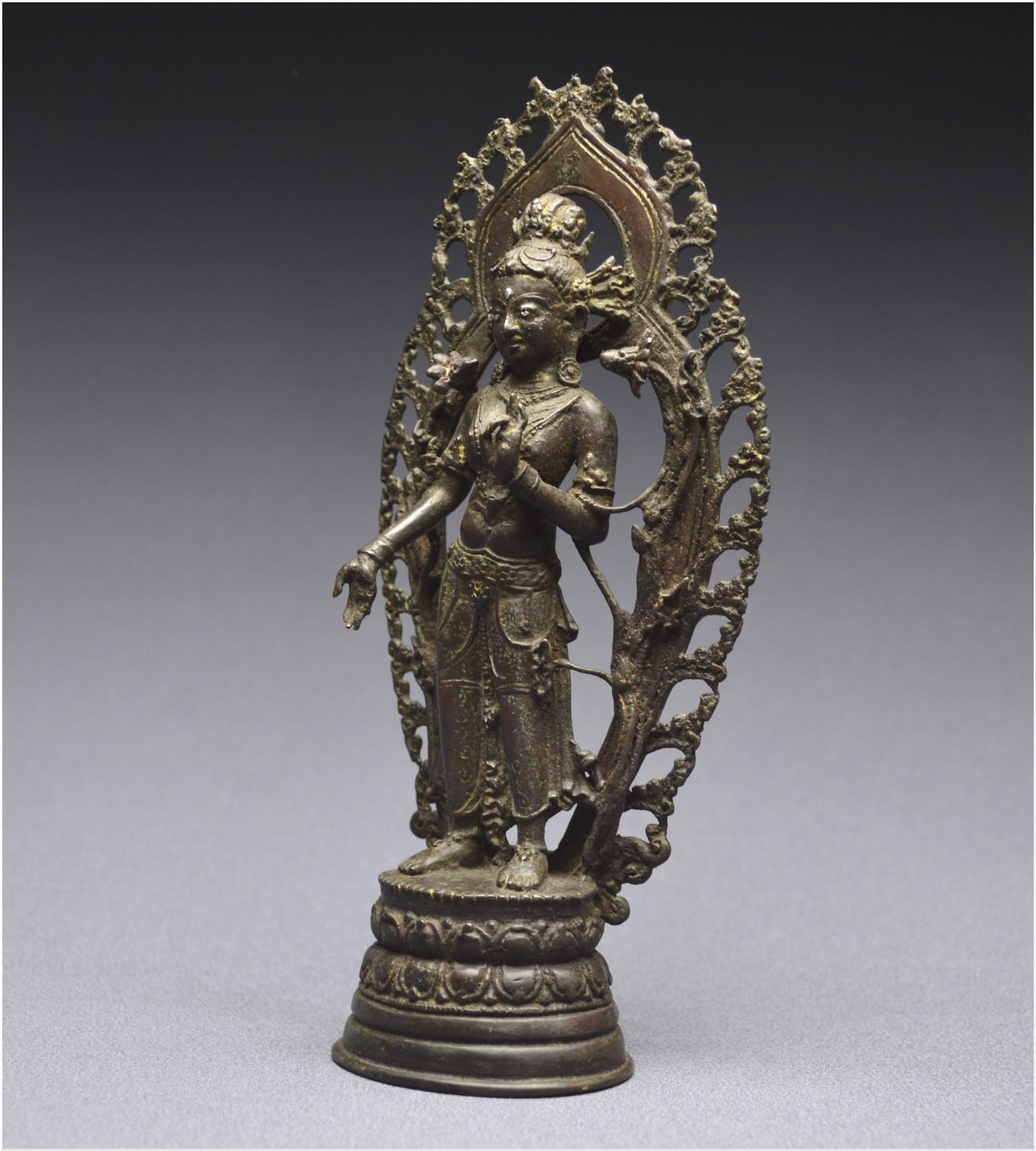 Tibet, 16th Century, Representation of the white Tara, Bronze and silver inlays In Good Condition In VILLEFONTAINE, FR
