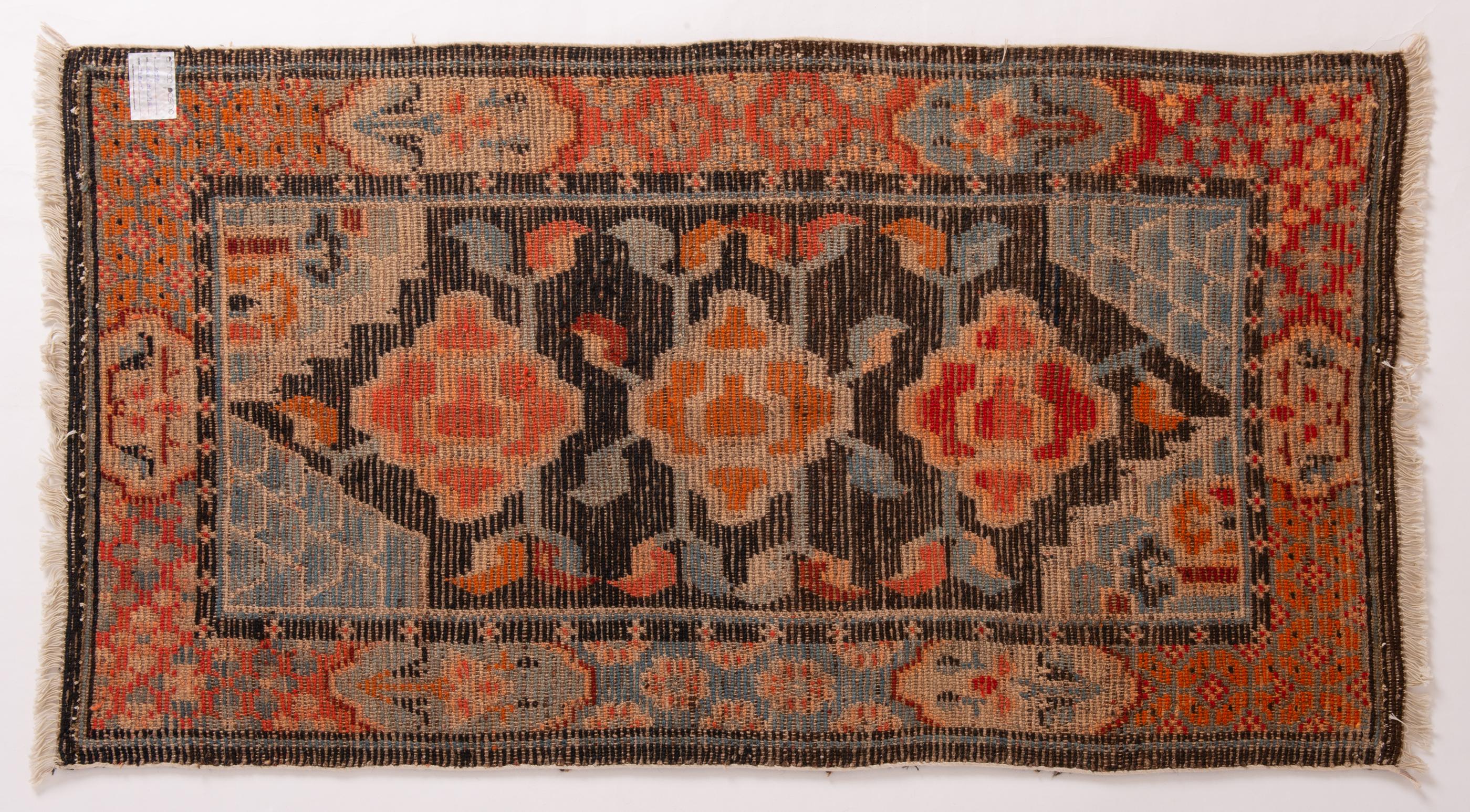 Tibetischer antiker Teppich mit Blumen aus einer Privatsammlung (Handgeknüpft) im Angebot