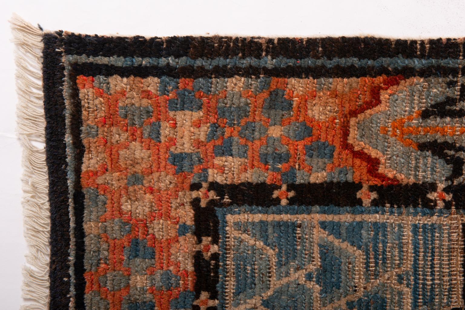 Tibetischer antiker Teppich mit Blumen aus einer Privatsammlung im Zustand „Gut“ im Angebot in Alessandria, Piemonte