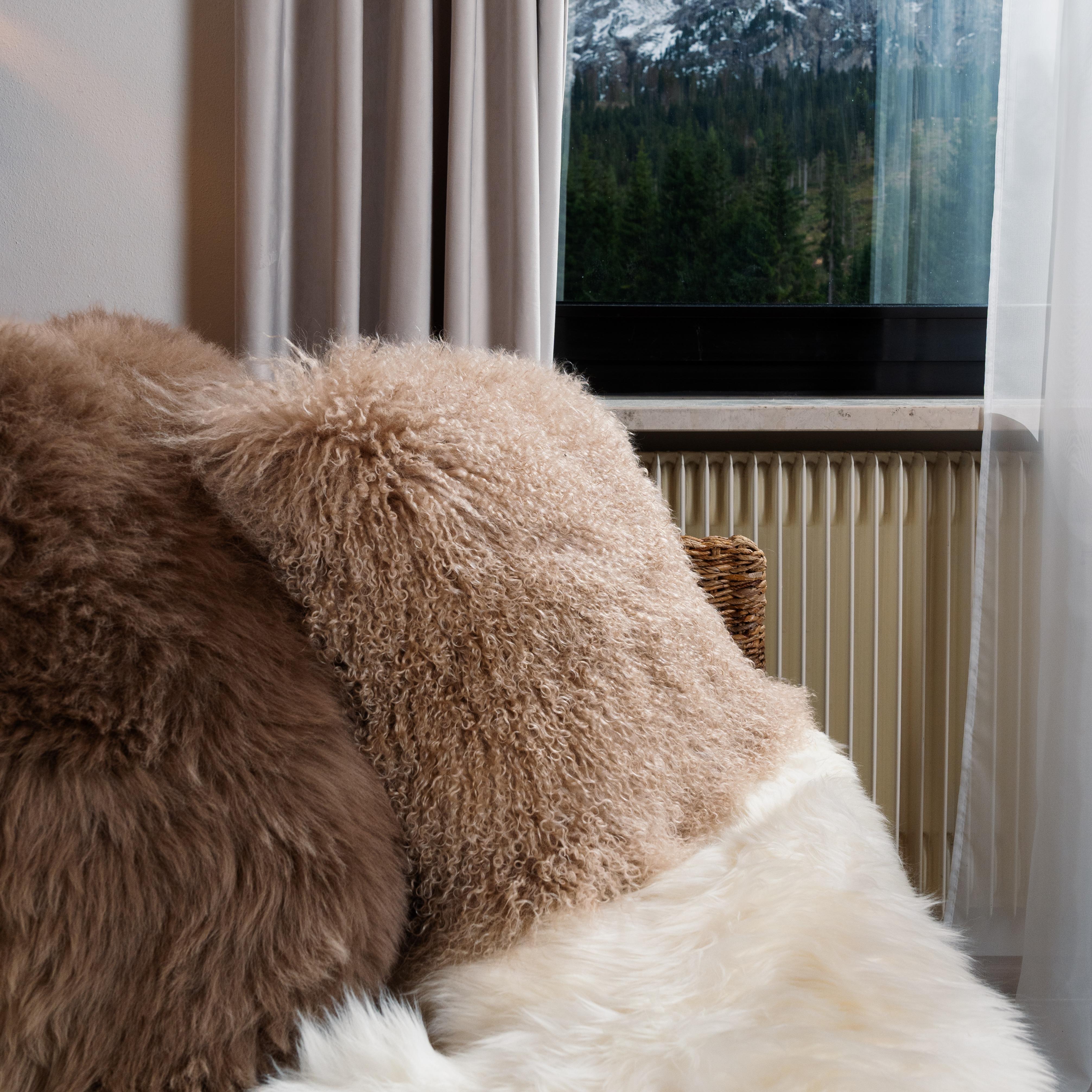 Cojín Cuadrado Beige Cordero del Tíbet by Muchi Decor, Made in Italy Siglo XXI y contemporáneo en venta