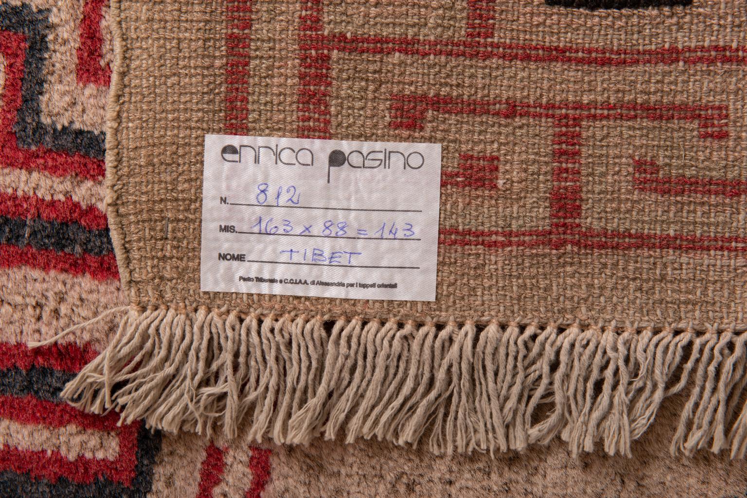 Simply elegant vintage Tibetan carpet, beige color with three medallions: a quiet rug for a quiet room.
nr. 812.