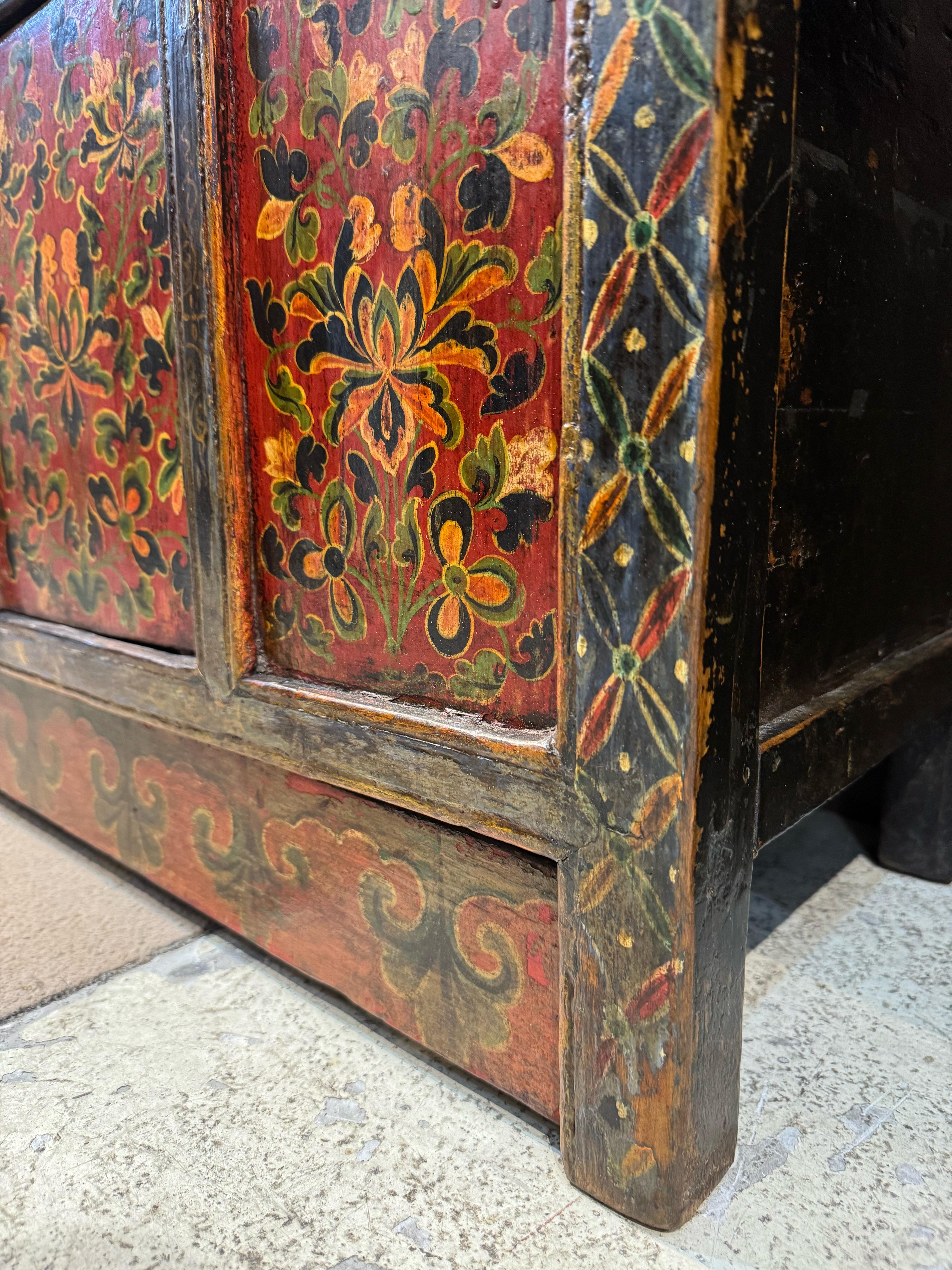 Tibetan 19th Century Cabinet with Hand-painted Floral Design on Red Background For Sale 1
