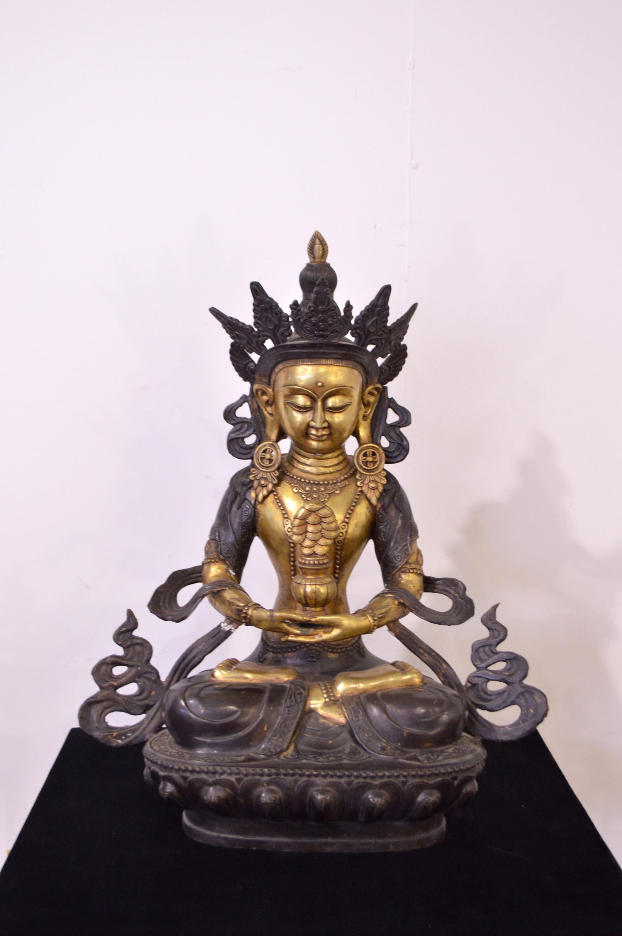 Massive bronze statue weighing almost 20 kg. Tara is considered the mother of all Buddhas, represents the feminine energy. In Tibetan Buddhism, Tara symbolizes divinity in her feminine aspect. According to tradition, Tara was born of a tear of