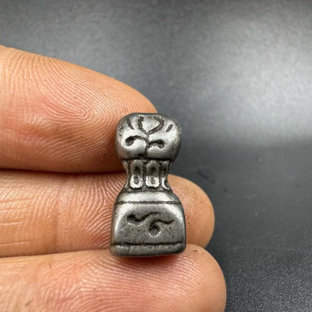 Adéntrate en la rica historia de la cultura tibetana con este Sello Tibetano Antiguo de Hierro, un artefacto extraordinario que muestra la artesanía antigua y su significado espiritual. Este sello de intrincado diseño, forjado en hierro resistente,
