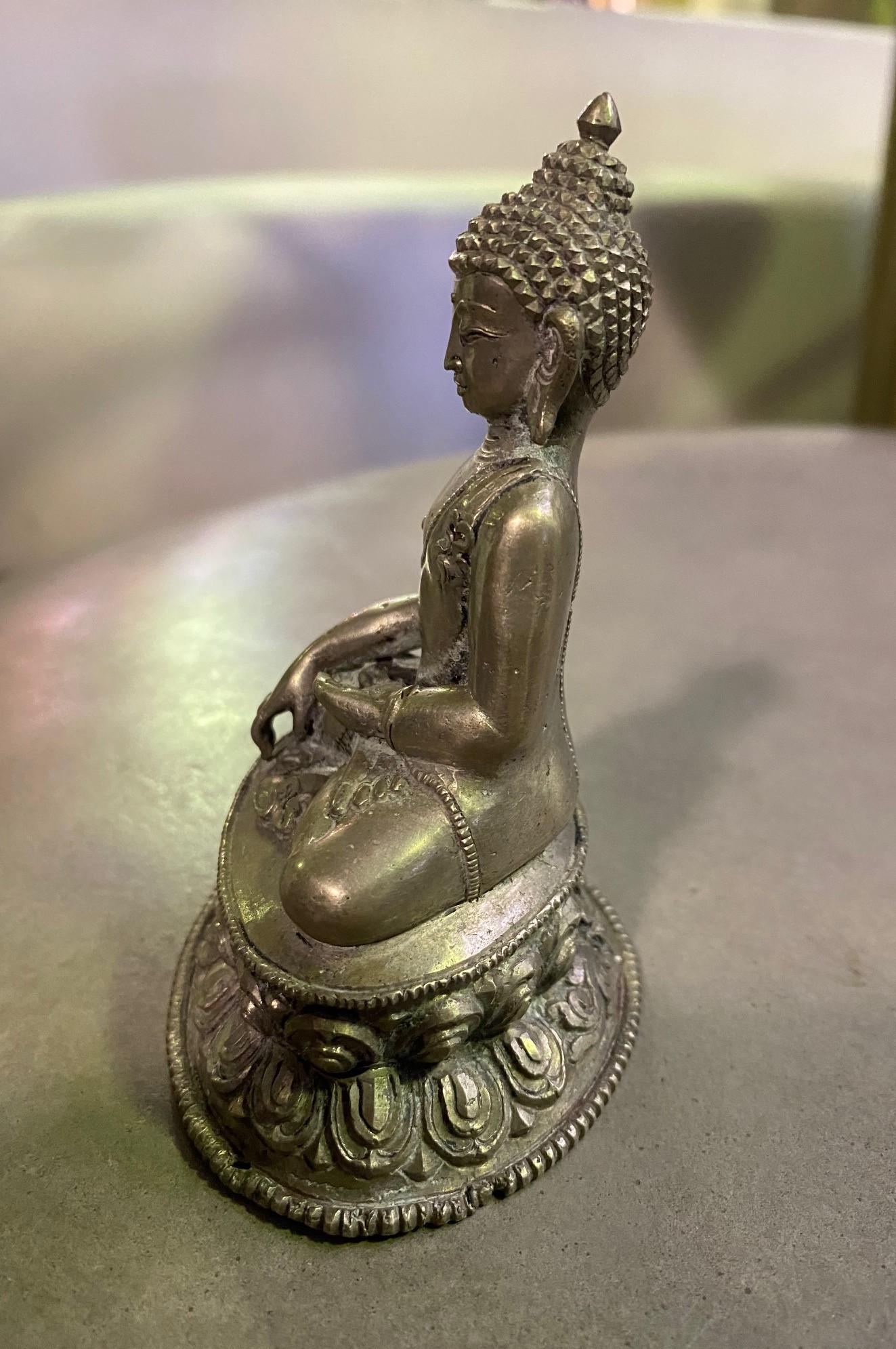 Tibetan Asian Sitting Serene Buddha Statue Sculpture In Good Condition In Studio City, CA