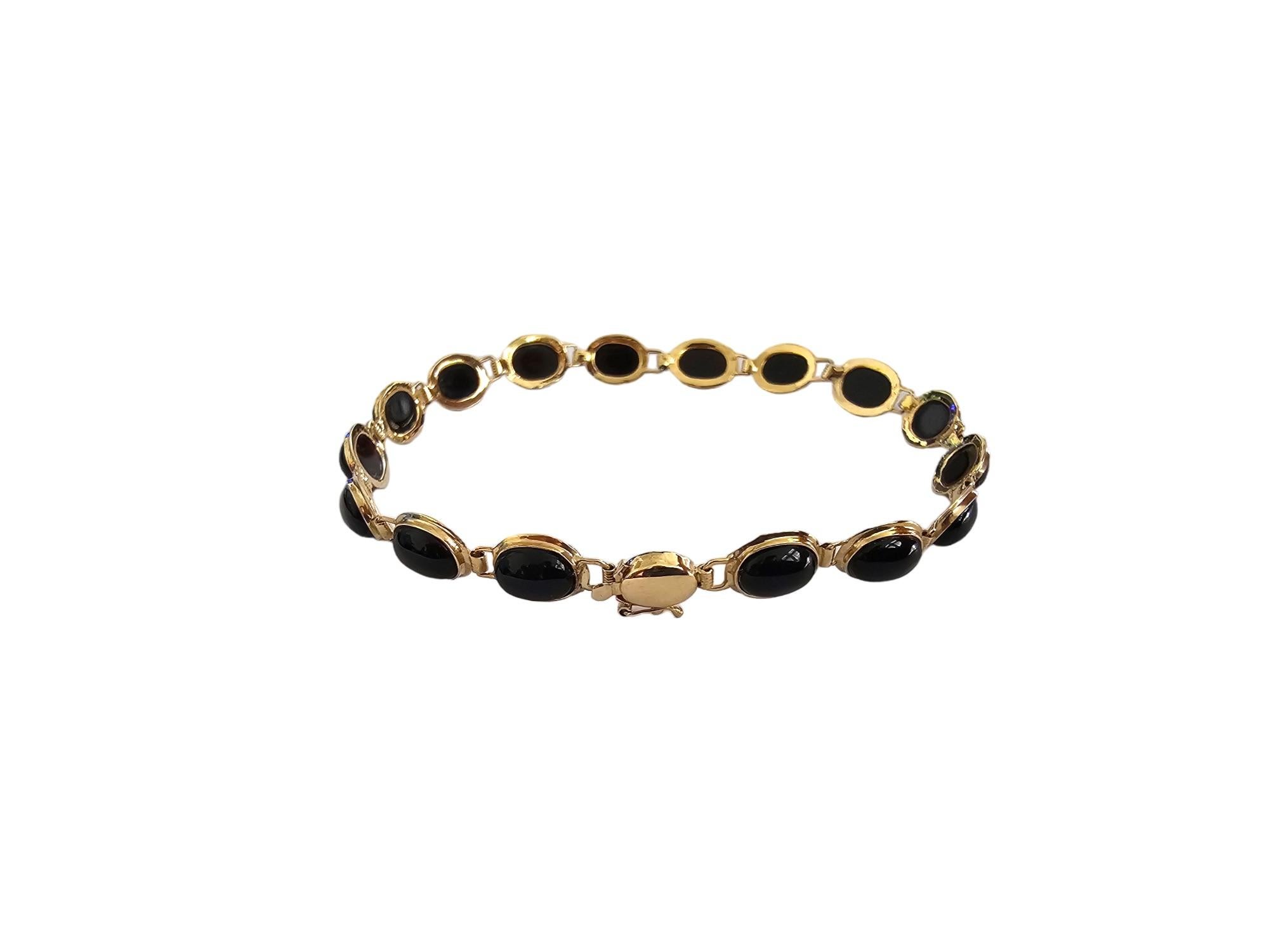 The 'Tibetan Black Onyx Bracelet' takes inspiration from the tallest mountain range in the world. Where the peaks of Black Onyx are counter-balanced by the valleys, portrayed by the Gold links. This Onyx variant portrays winter in the Himalayan