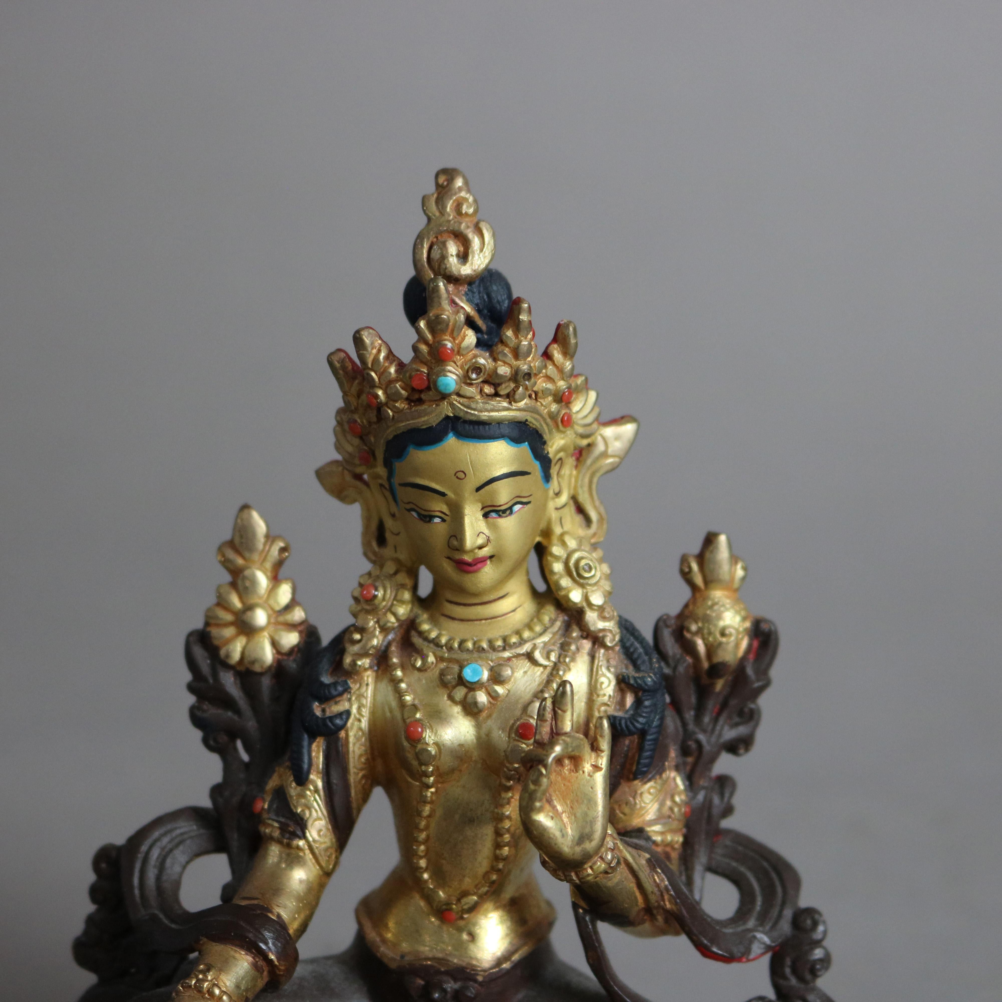 Statue tibétaine de Tara blanche polychromée 20e siècle en vente 2