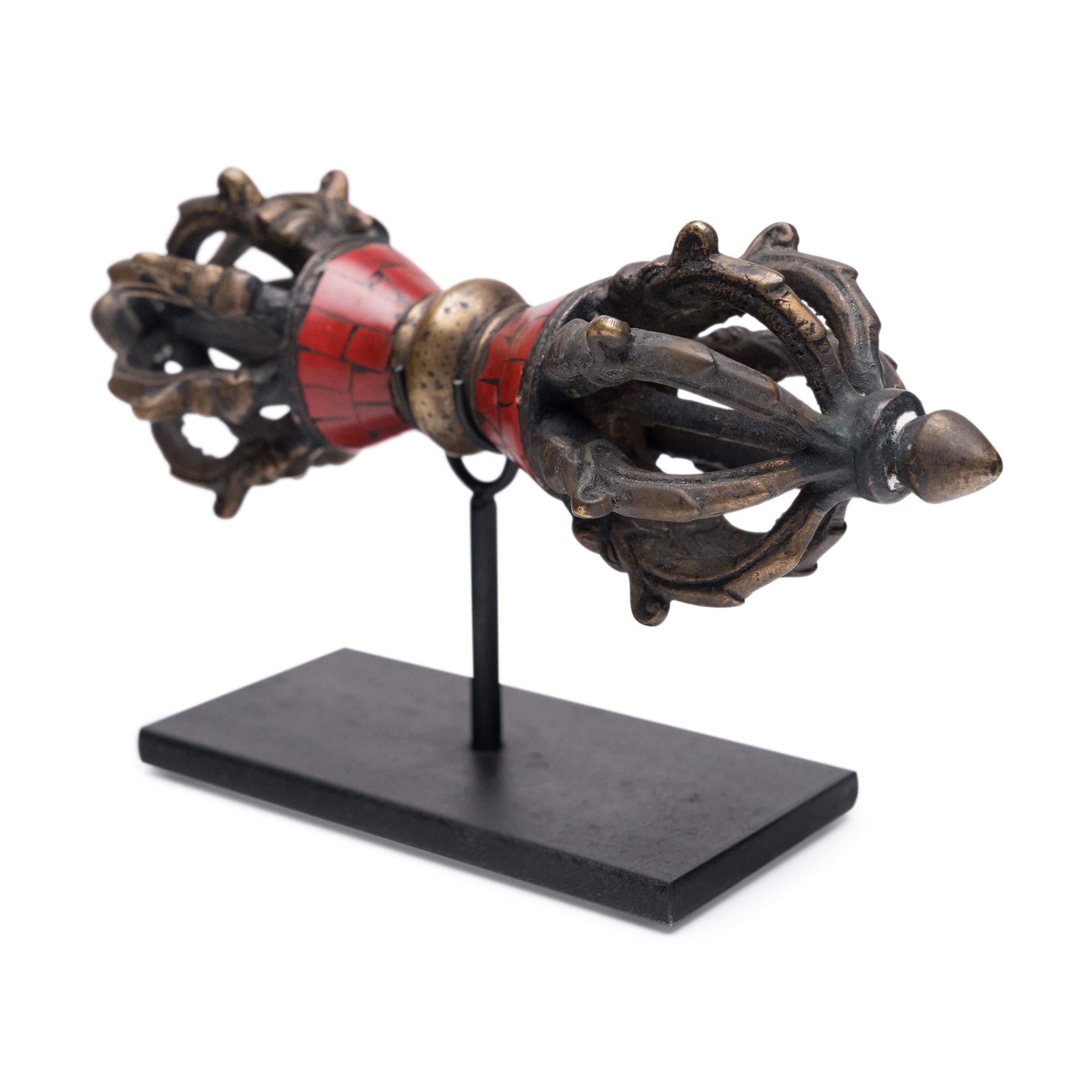 Cette sculpture en bronze inhabituelle est un dorje, ou vajra, du début du XXe siècle, un sceptre utilisé lors des récitations rituelles du bouddhisme tibétain. Traduit par foudre ou diamant, le dorje symbolise ce qui est invincible et durable et