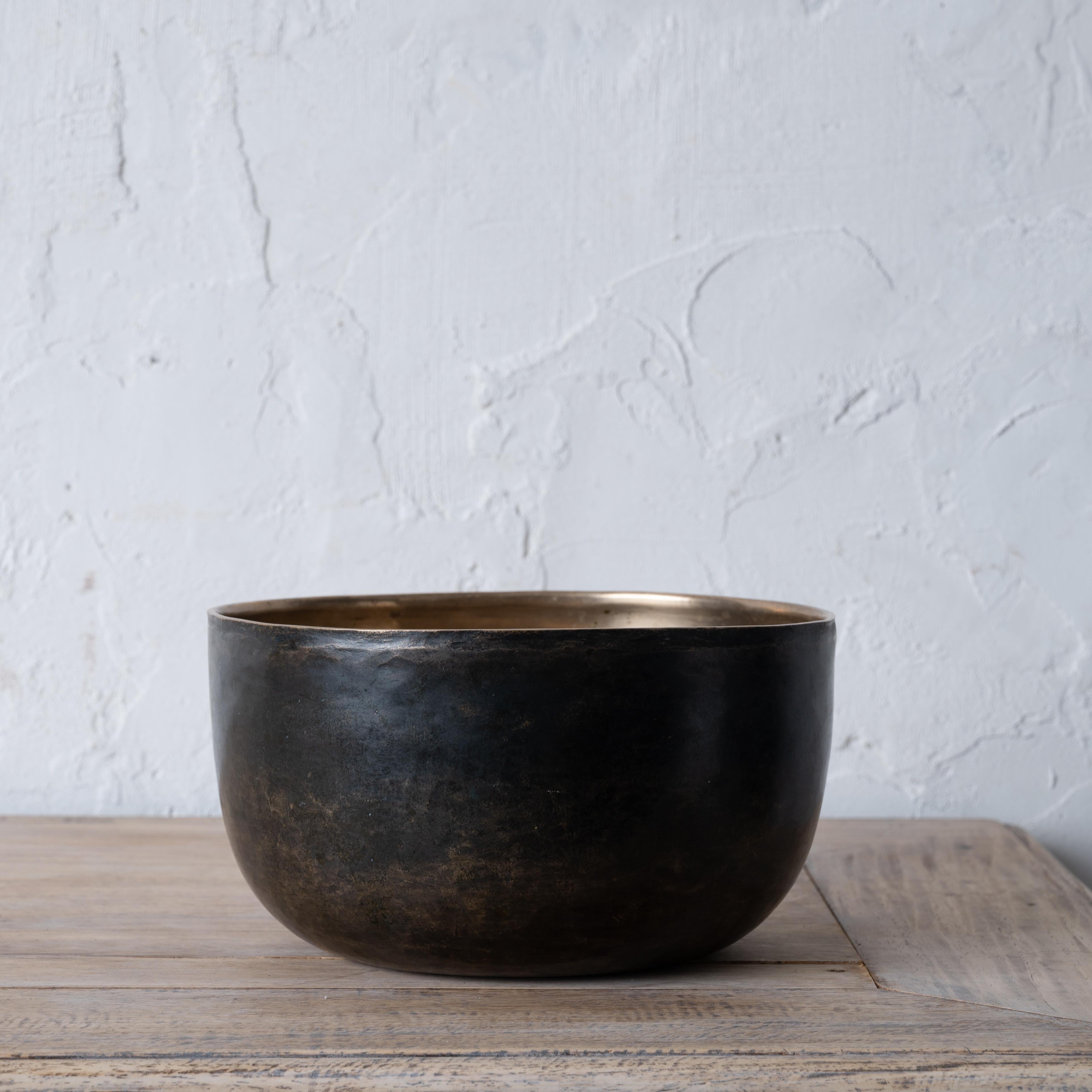 Eine tibetische Klangschale aus Bronze, ca. Mitte des 20.



8 ½ Zoll breit und 4 ⅝ Zoll hoch



