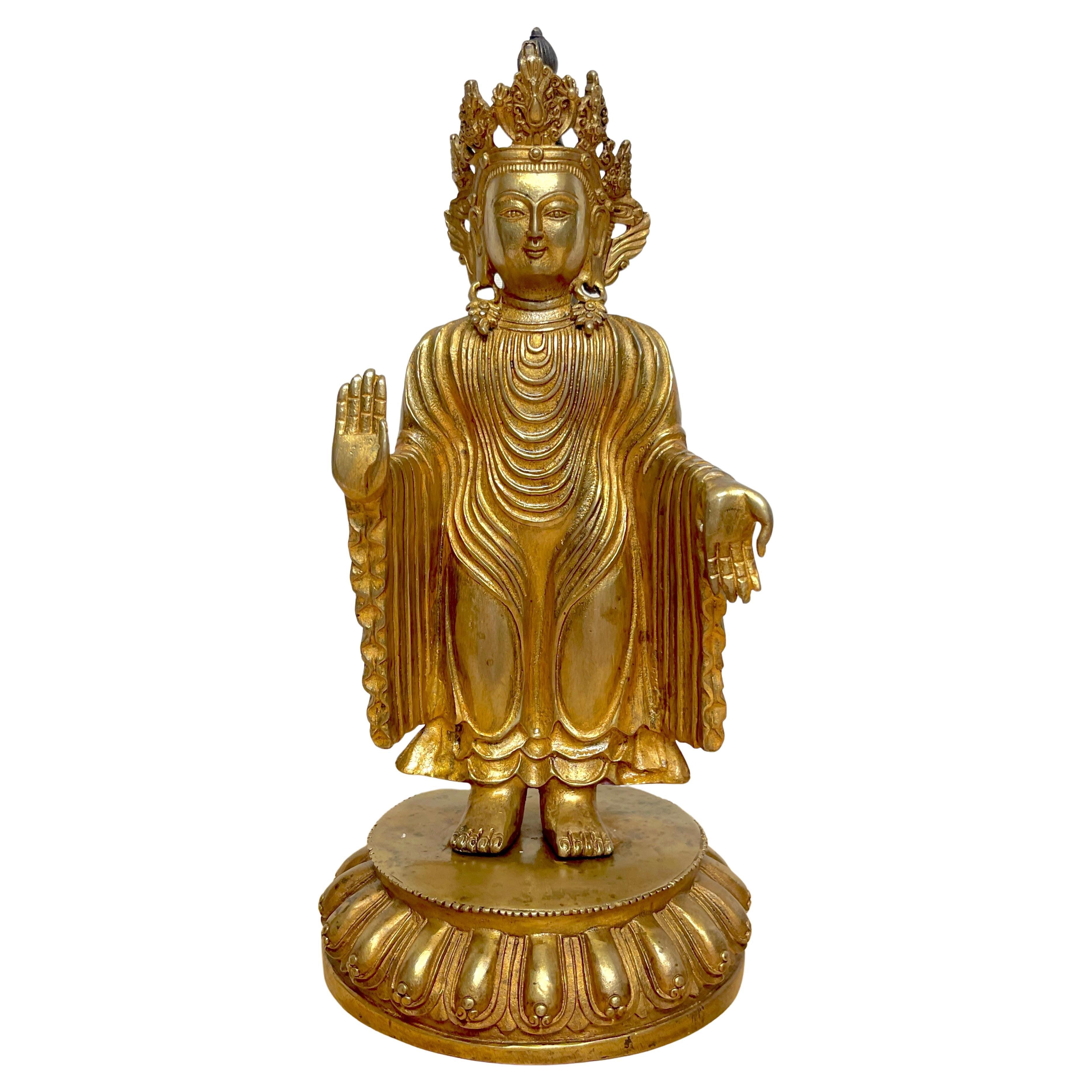 Bouddha tibétain debout sur pied en bronze doré offrant une protection