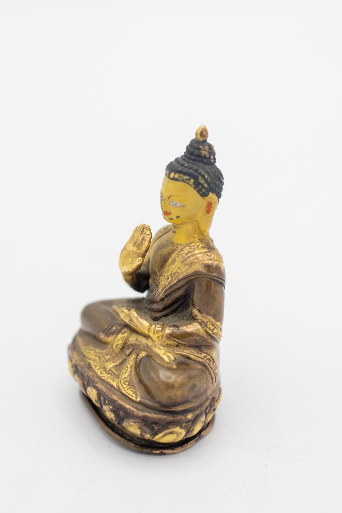 Seltene tibetische Bronzestatue aus dem 19. Jahrhundert, die den Buddha in segnender Haltung darstellt. Er wird mit einem glücklichen und entspannten Ausdruck dargestellt, wie der Blick eines sorglosen Menschen, der Gutes tut und sich über die