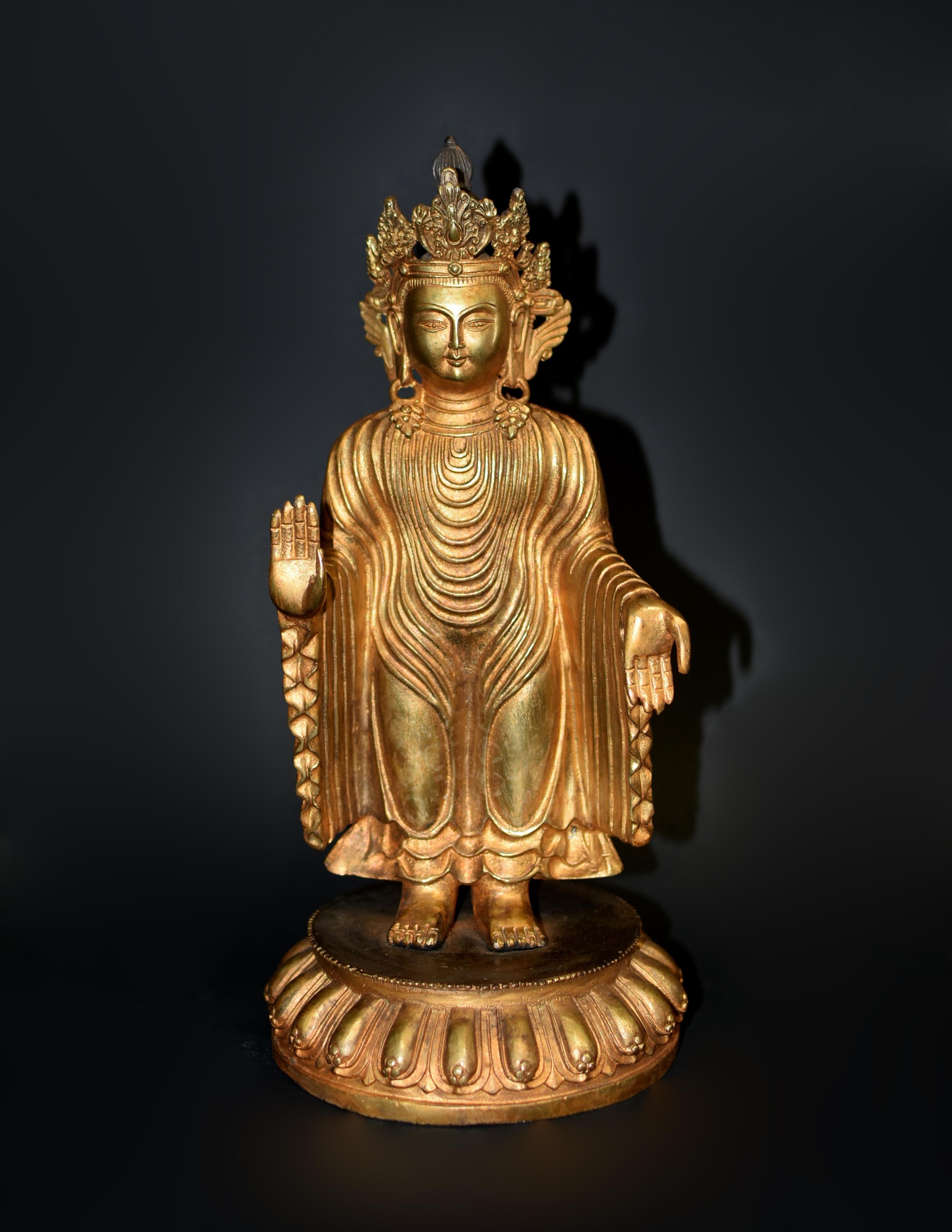 Eine prächtige vergoldete Bronzestatue des tibetischen Buddha Udanaya. Der auf einem großen Lotussockel sitzende Buddha ist in der Abhaya-Mudra-Geste 