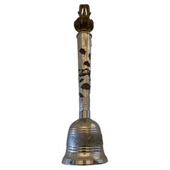 Bell en bois et métal incrusté d'argent du bouddhisme tibétain