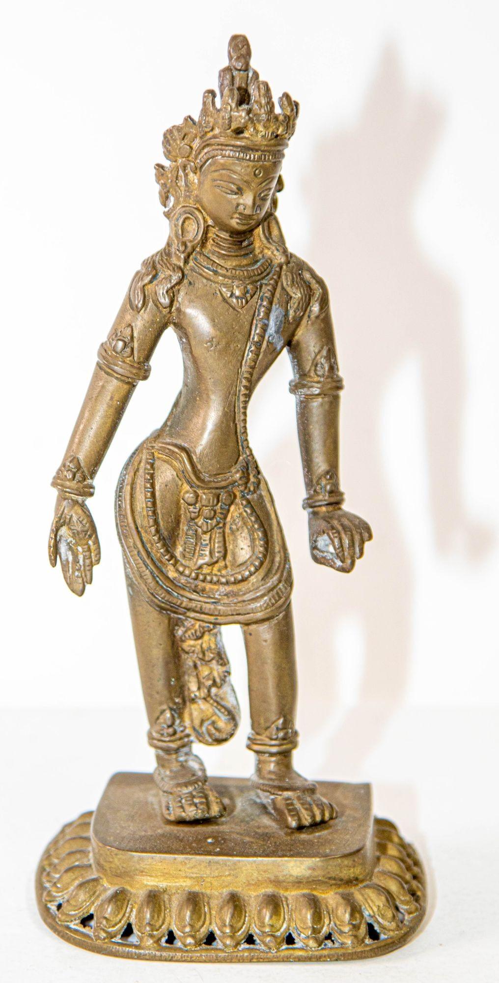 Folk Art Tibetan Buddhist Deity Avalokiteshvara Bodhisattva Cast Bronze Sculpture For Sale