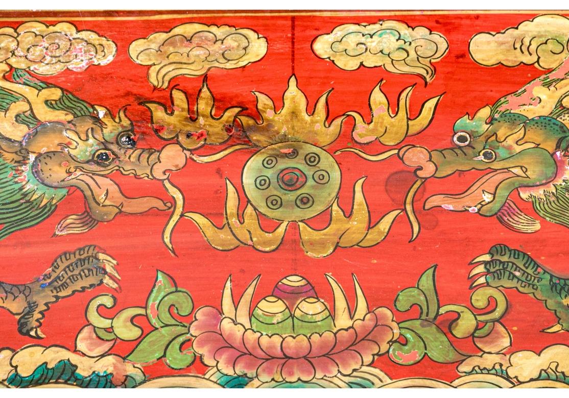 Banc tibétain sculpté et peint à la main avec décoration élaborée en vente 4