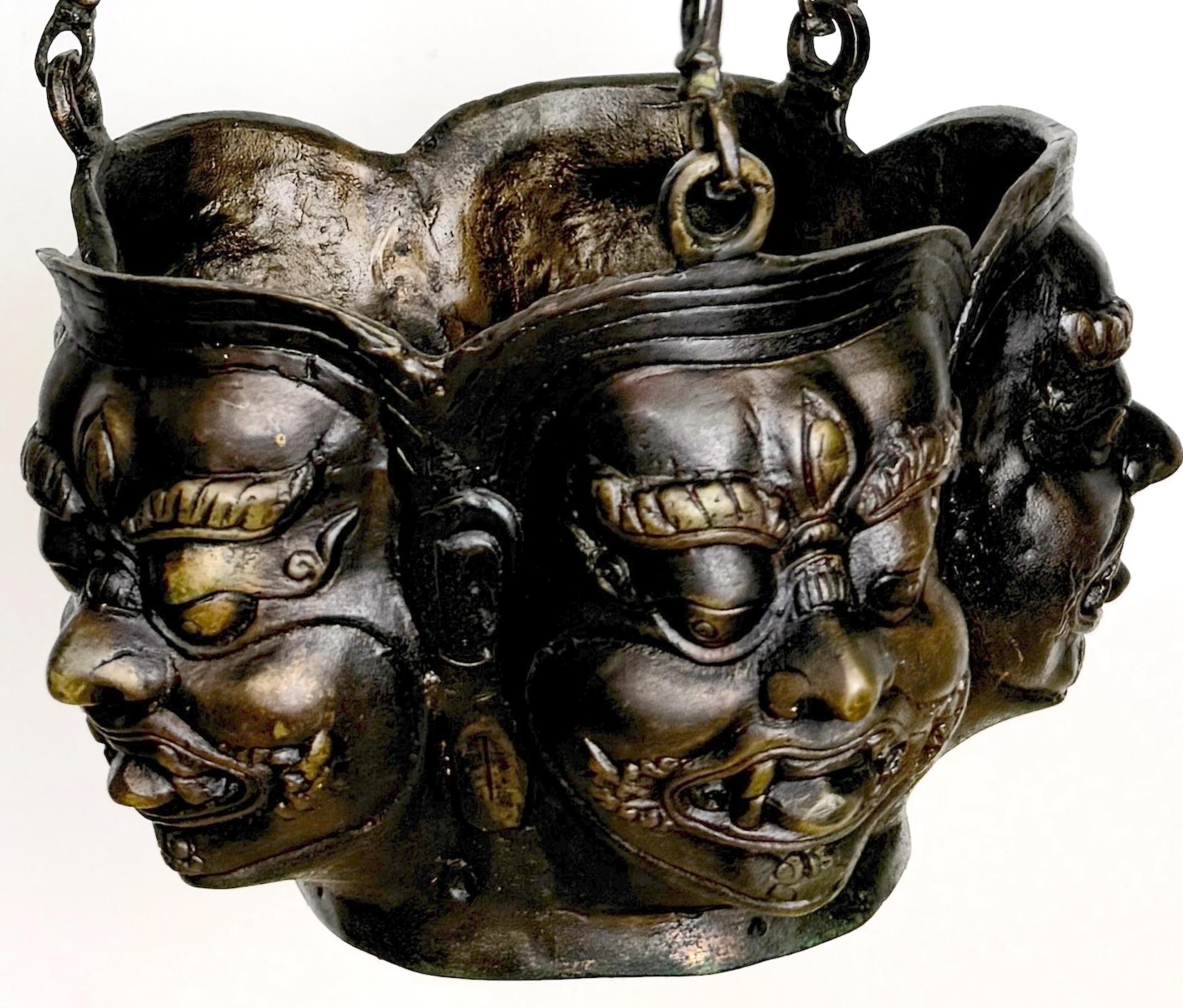 Cache-pot/plante suspendue en bronze moulé tibétain à motif de Shiva Panchmukhi, C.I.C. en vente 2