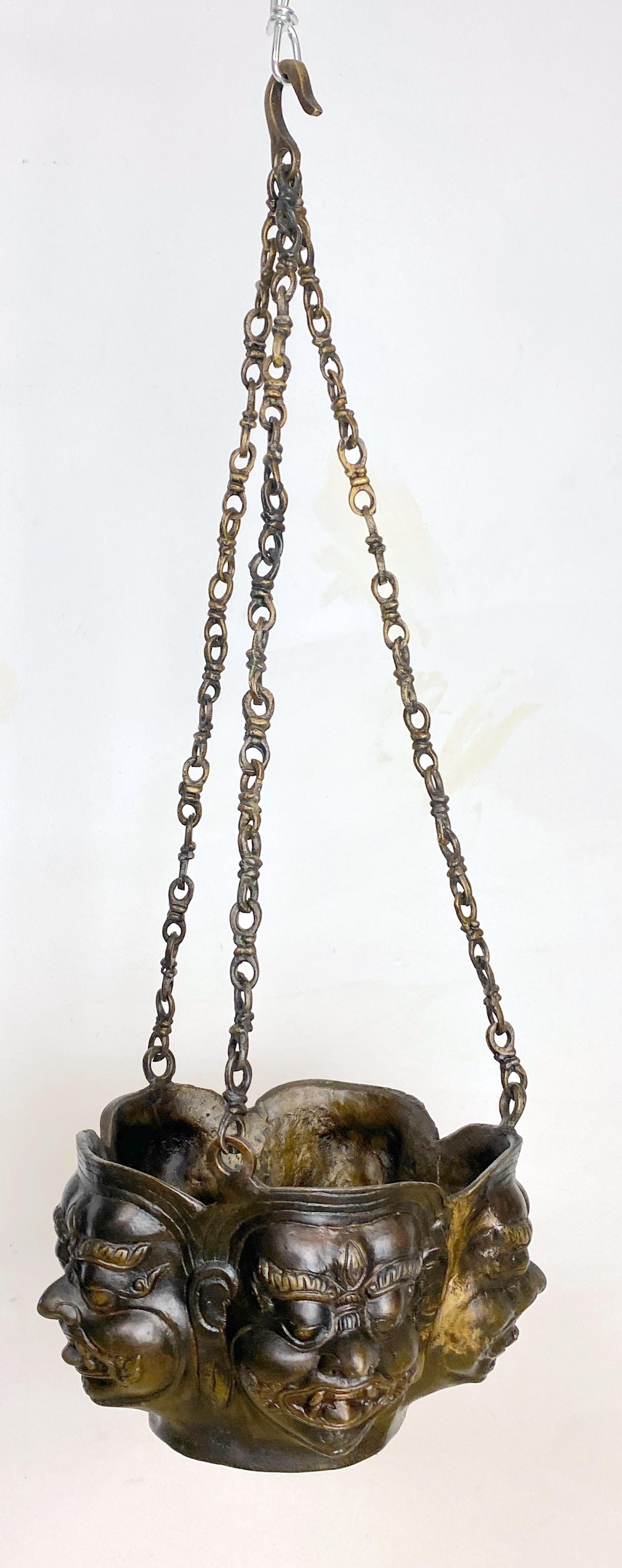 Cache-pot/plante suspendue en bronze moulé tibétain à motif de Shiva Panchmukhi, C.I.C. en vente 11