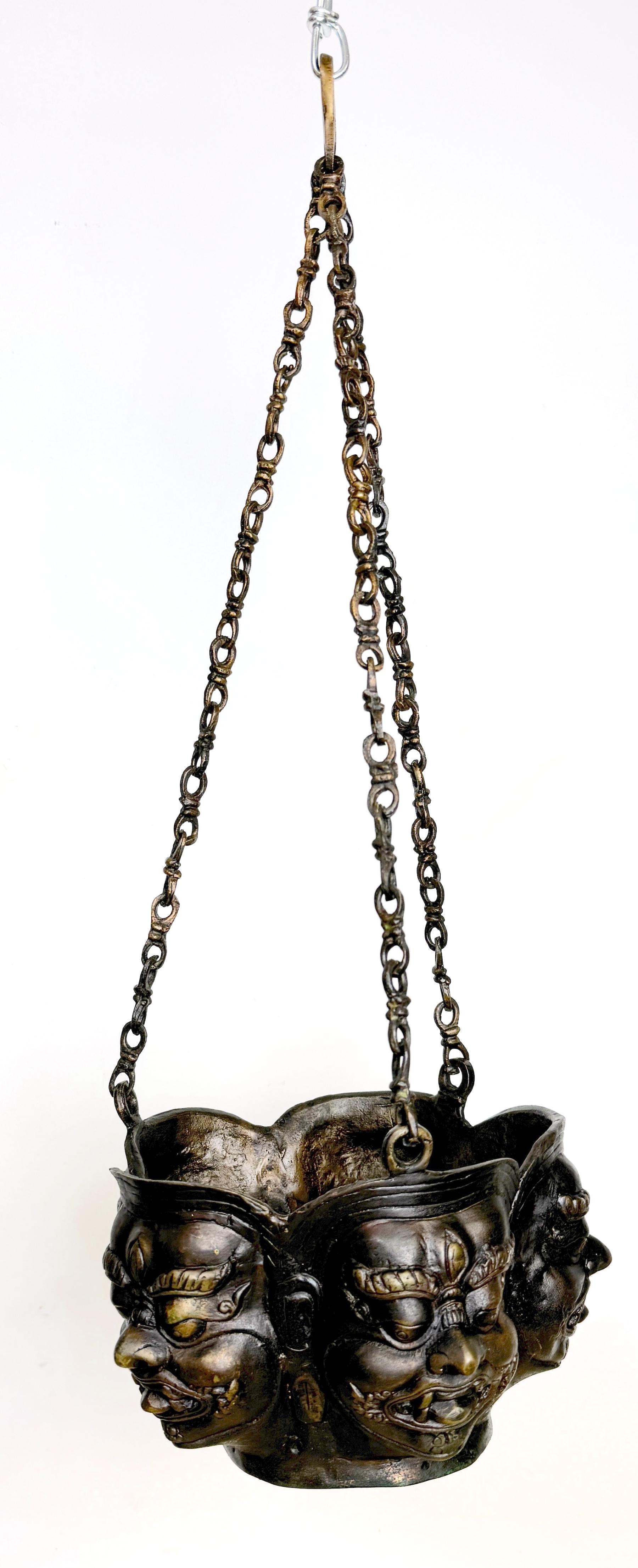 Cache pot/plante suspendue en bronze coulé tibétain Panchmukhi Shiva Motif

Ce cache-pot/plante suspendu en bronze tibétain unique, datant du milieu du XXe siècle ou plus ancien, illustre un motif de Shiva rare et symbolique, le Panchmukhi. Mesurant