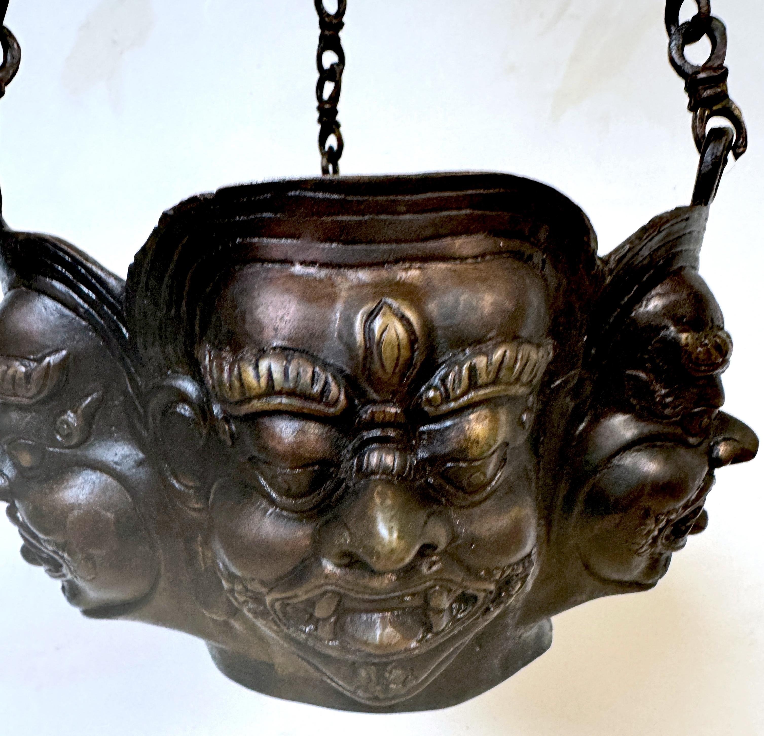 Tibétain Cache-pot/plante suspendue en bronze moulé tibétain à motif de Shiva Panchmukhi, C.I.C. en vente