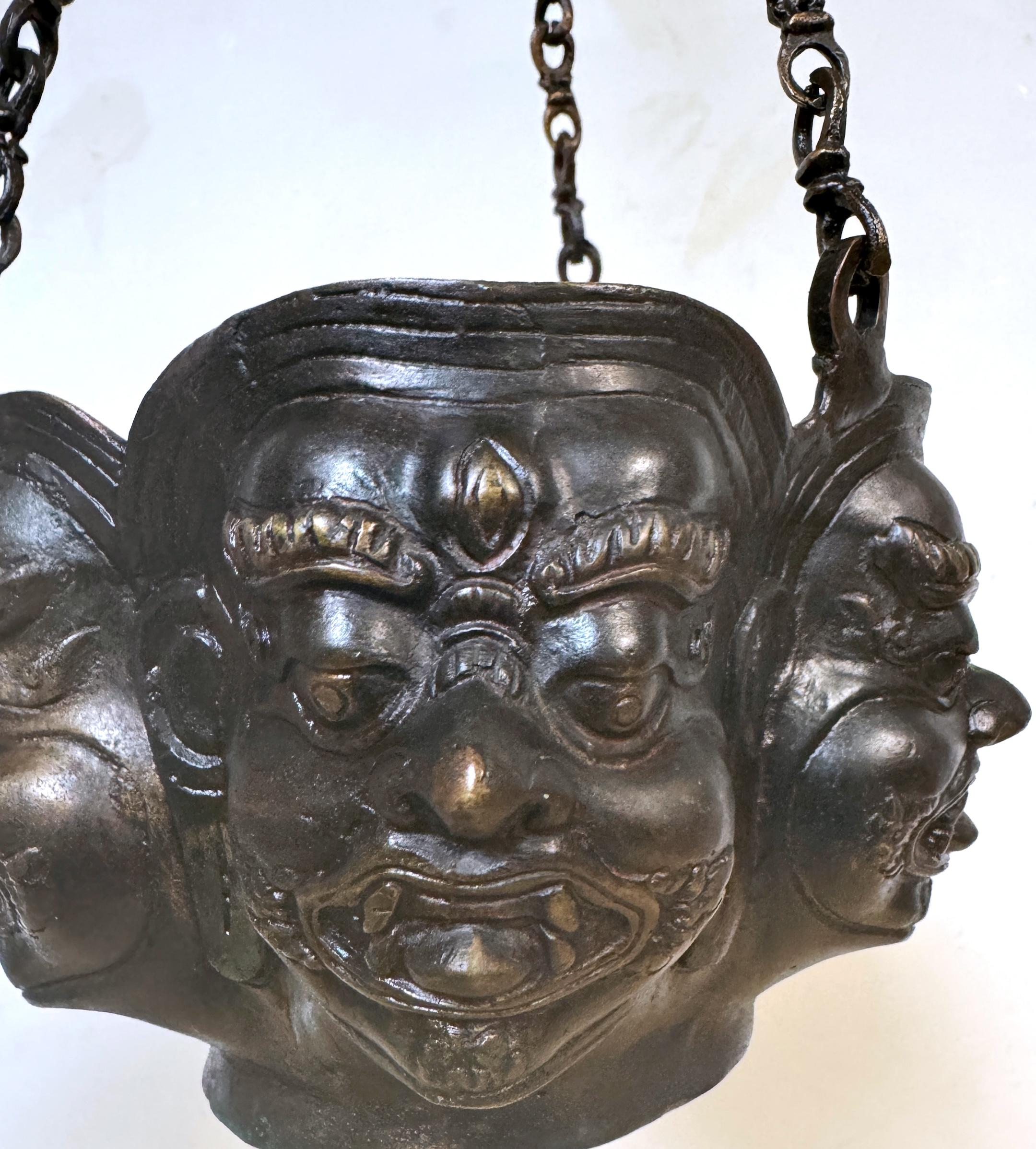 Moulage Cache-pot/plante suspendue en bronze moulé tibétain à motif de Shiva Panchmukhi, C.I.C. en vente