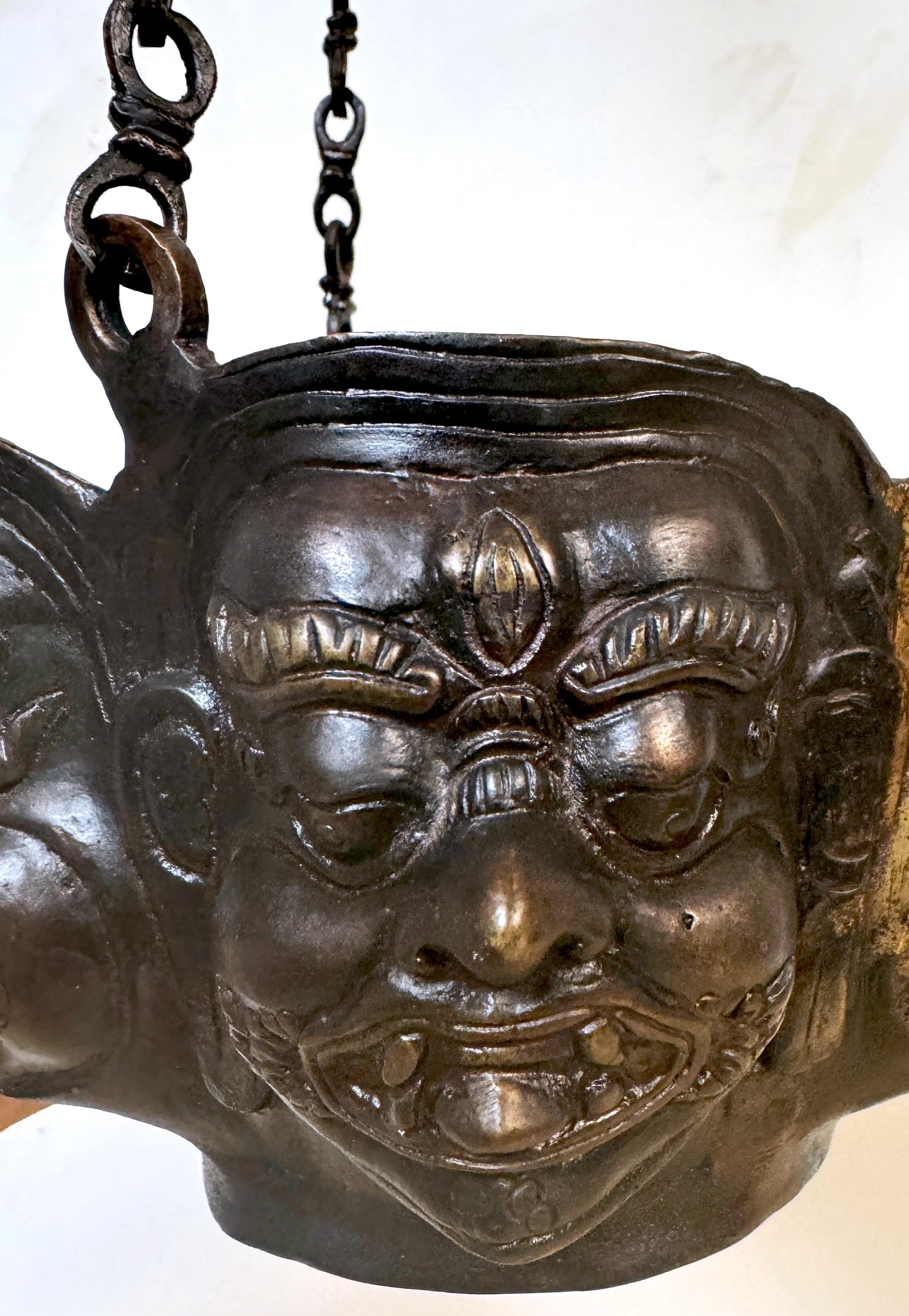 Bronze Cache-pot/plante suspendue en bronze moulé tibétain à motif de Shiva Panchmukhi, C.I.C. en vente