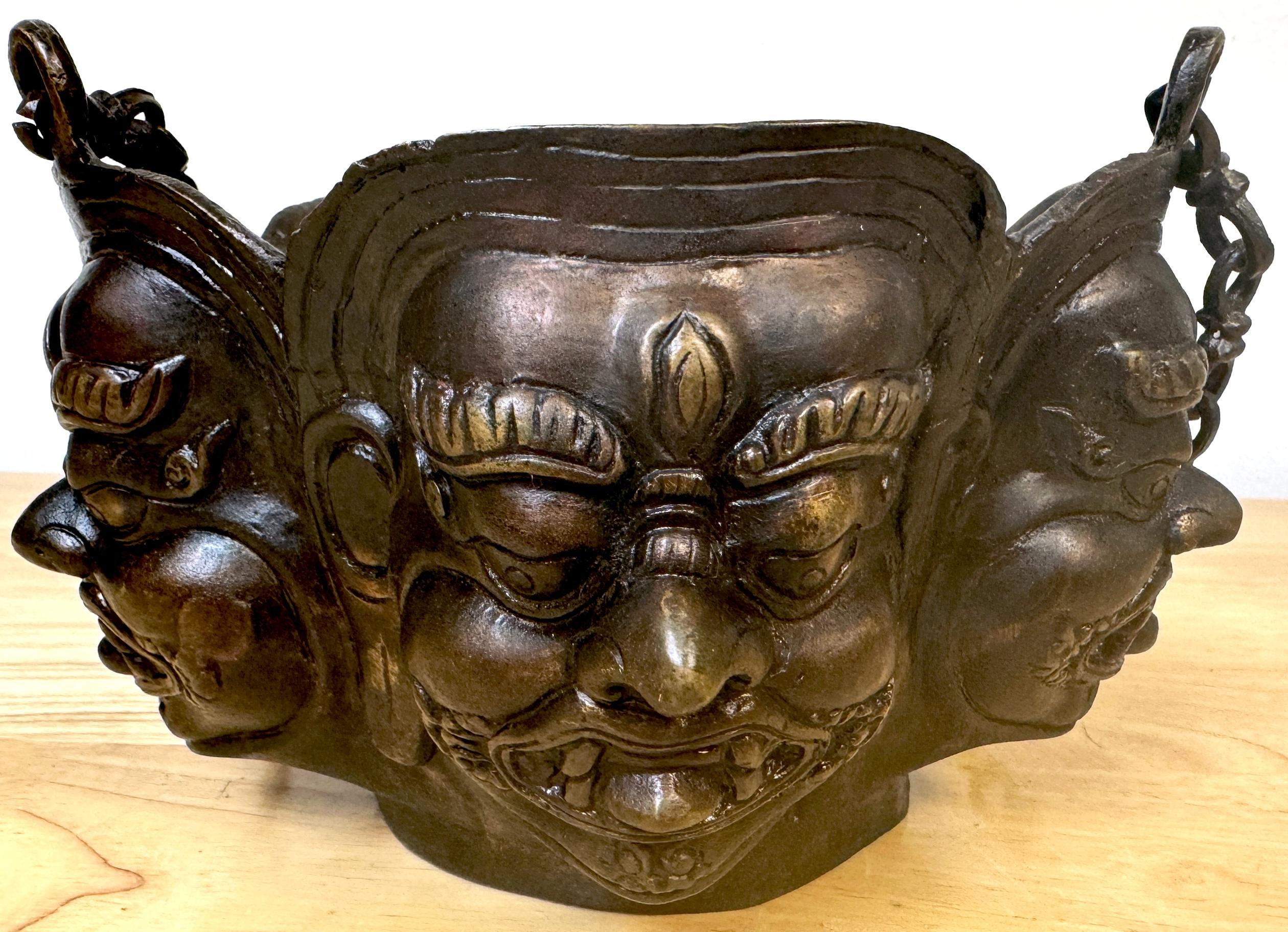 Cache-pot/plante suspendue en bronze moulé tibétain à motif de Shiva Panchmukhi, C.I.C. en vente 1