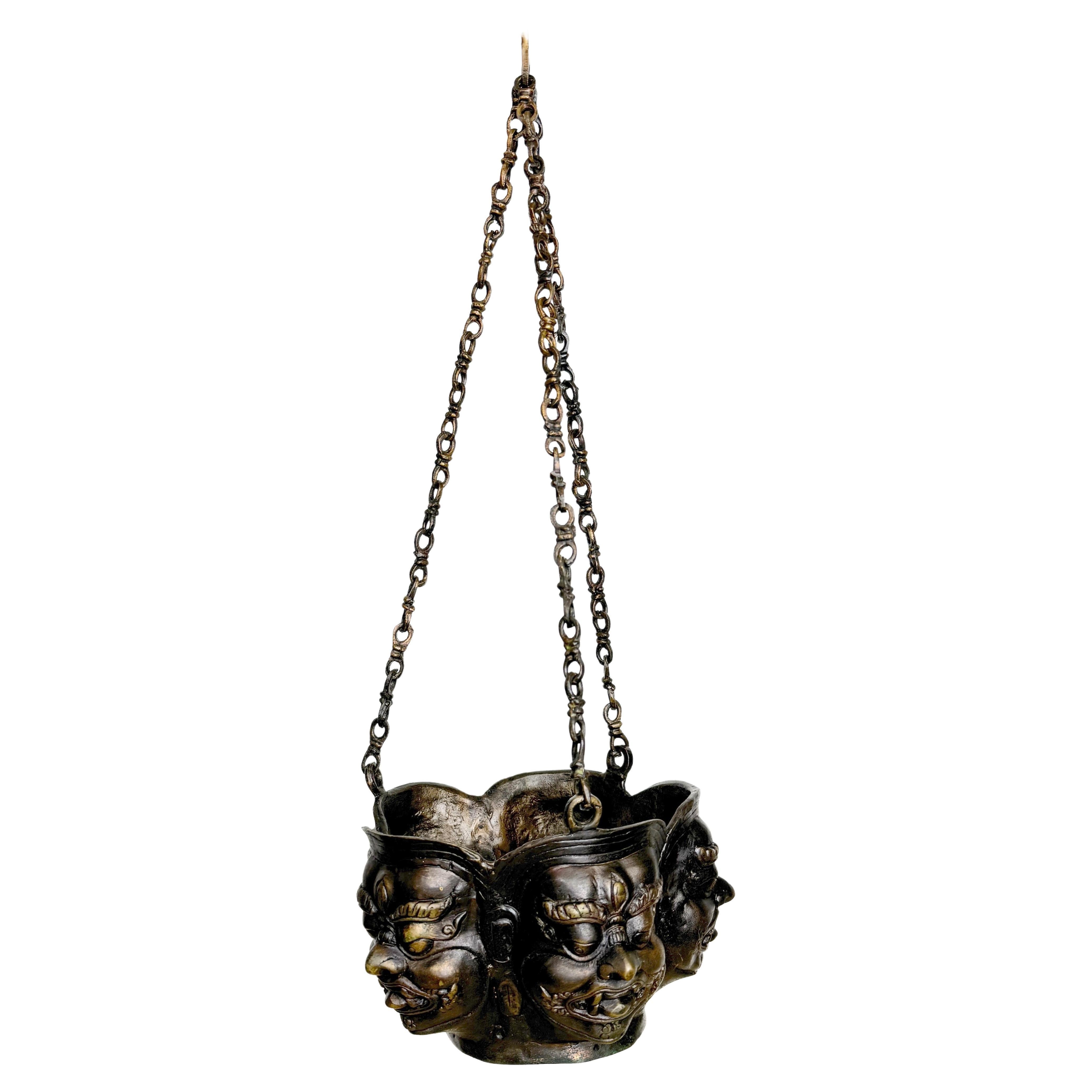 Cache-pot/plante suspendue en bronze moulé tibétain à motif de Shiva Panchmukhi, C.I.C. en vente