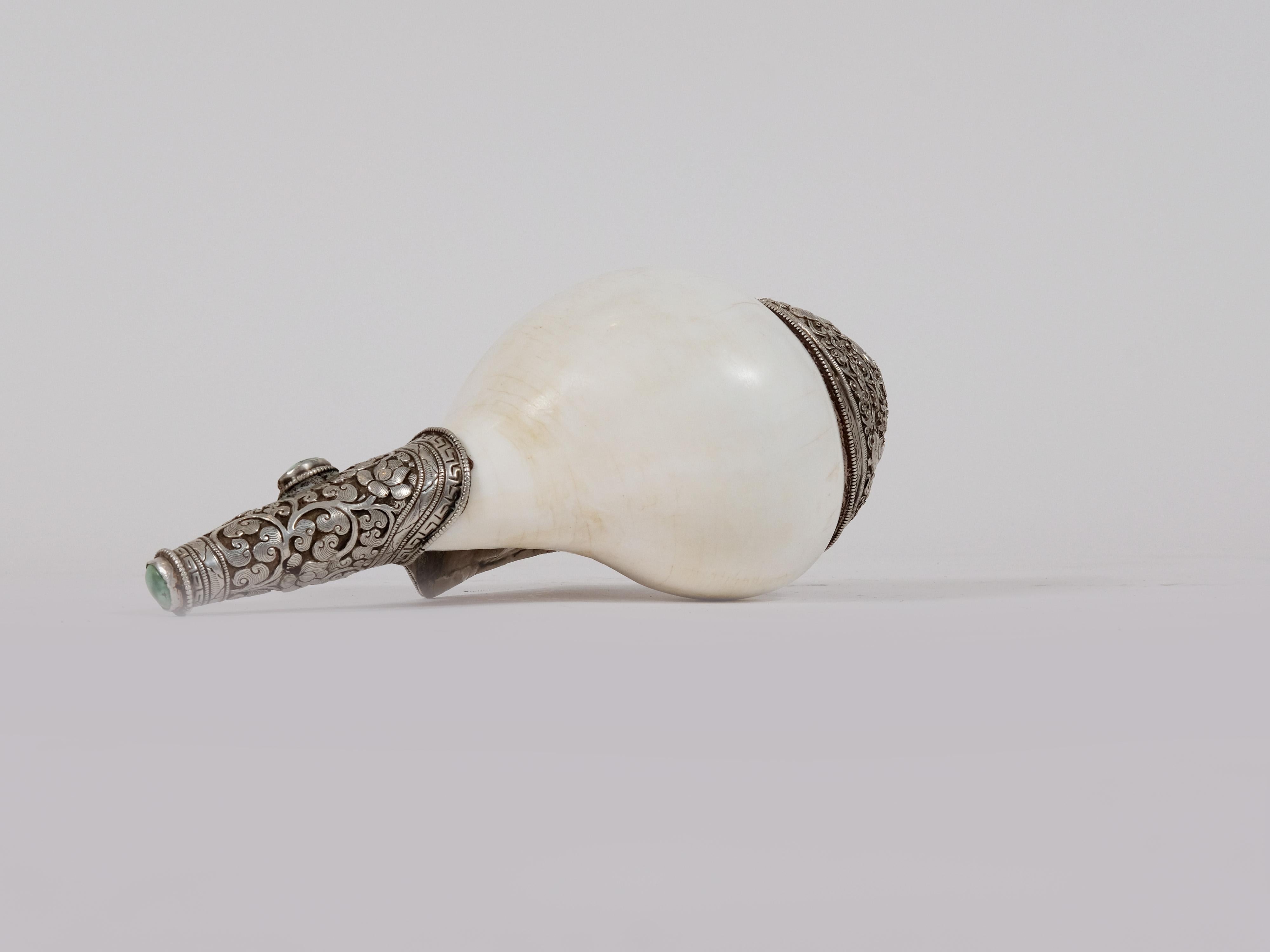 Tibetan Ceremonial Silver Studded Conch with Semi-Precious Stones In Good Condition For Sale In Miami, FL