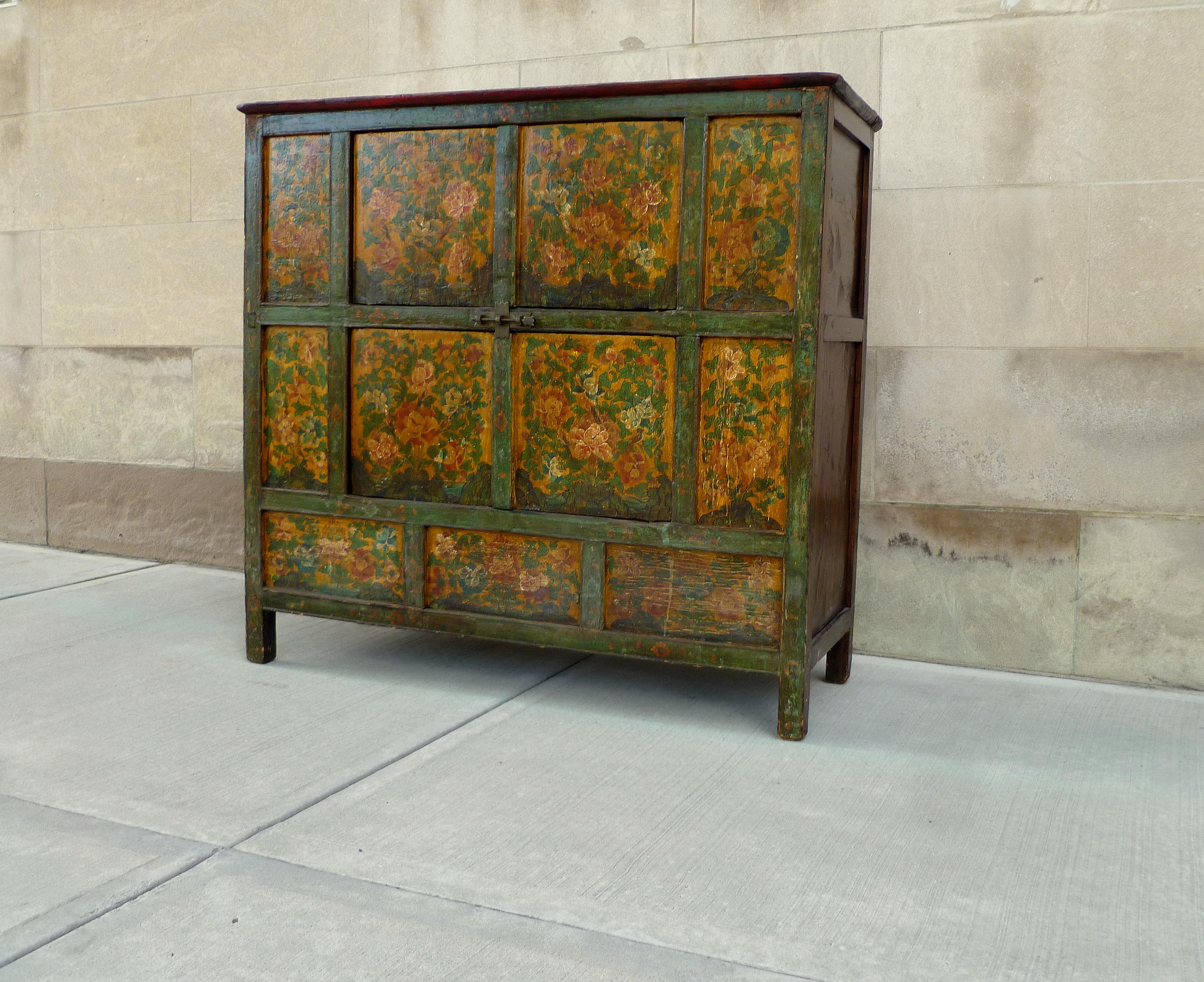 Tibetan Chest with Floral Motif In Good Condition In Greenwich, CT