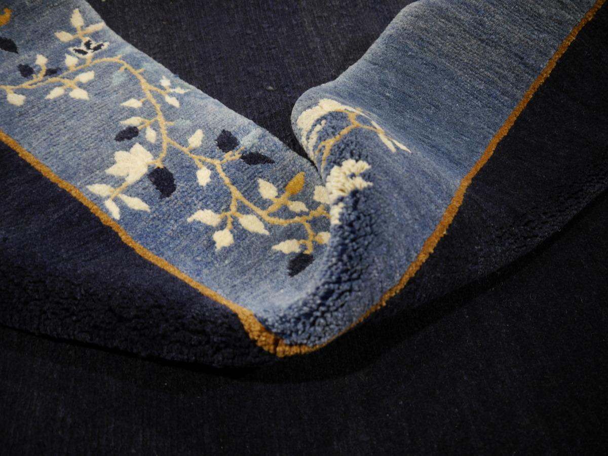 Tapis tibétain au design chinois antique, noué à la main au Népal.

Ce motif traditionnel se retrouve généralement sur les tapis anciens de Chine. Le fond bleu se retrouve souvent dans les tapis de Pékin, de Pao-Tao et de Ninghsia.

Notre