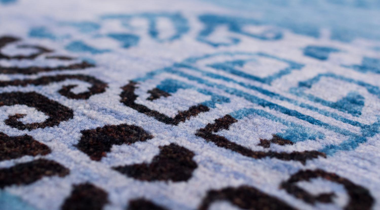 Tintura vegetale Tappeto a rotelle Tibetan Coin Medallion Indigo Wool Handmade Small Runner Rug di Joseph Carini in vendita