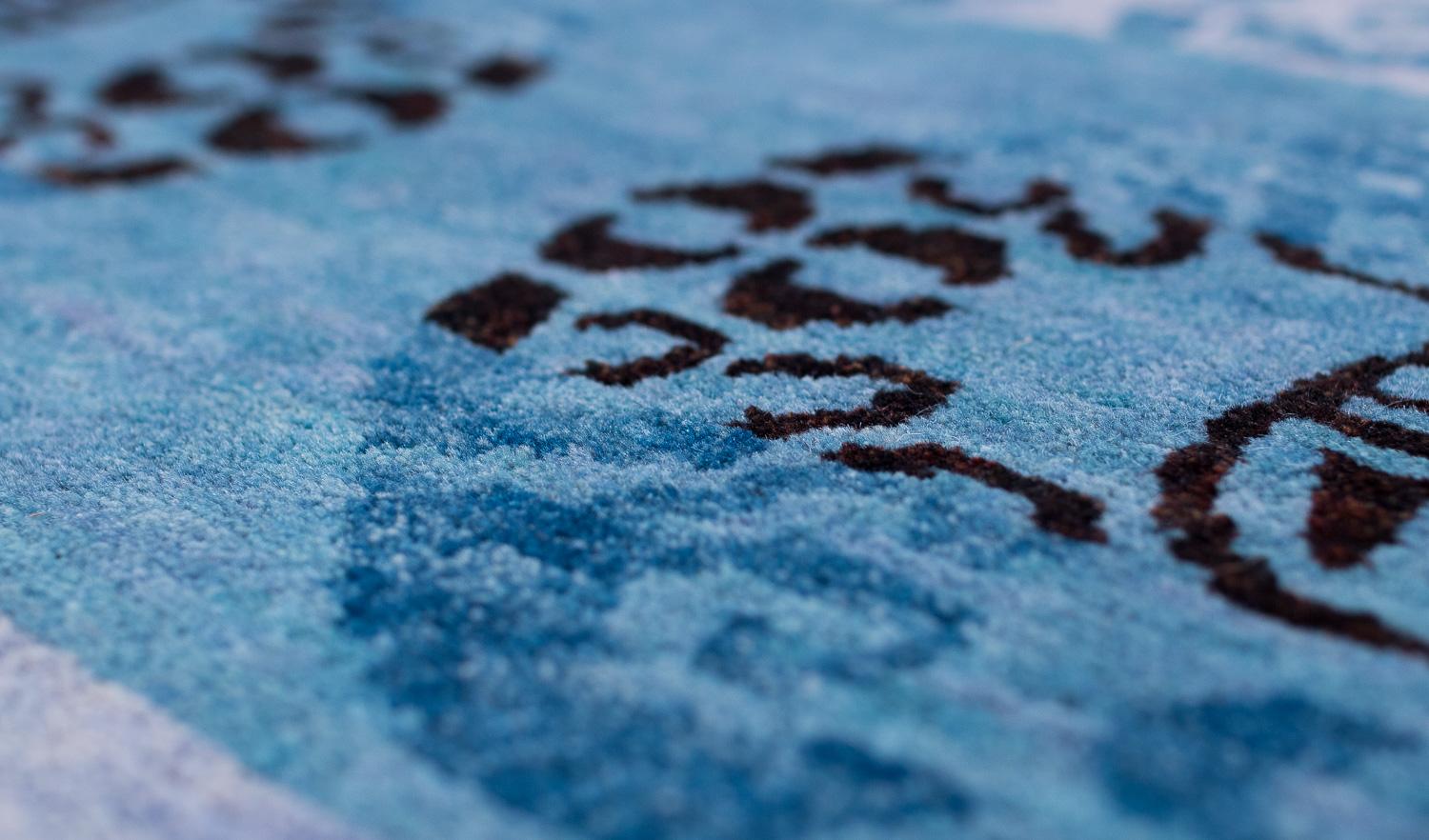 Tappeto a rotelle Tibetan Coin Medallion Indigo Wool Handmade Small Runner Rug di Joseph Carini In condizioni Nuovo in vendita a New York, NY
