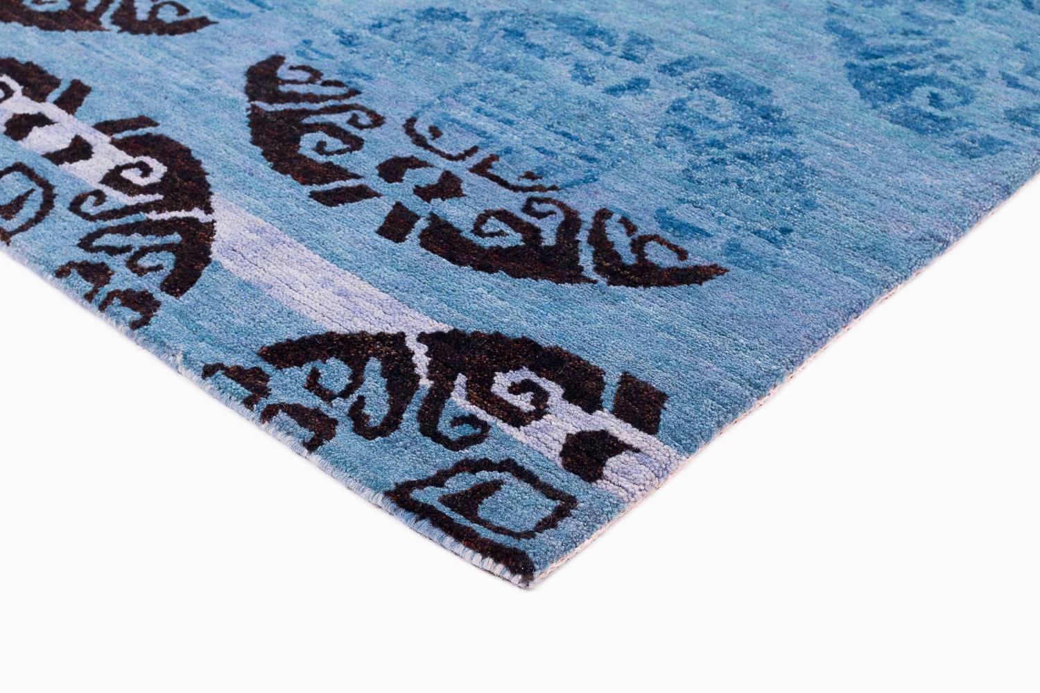 XXI secolo e contemporaneo Tappeto a rotelle Tibetan Coin Medallion Indigo Wool Handmade Small Runner Rug di Joseph Carini in vendita