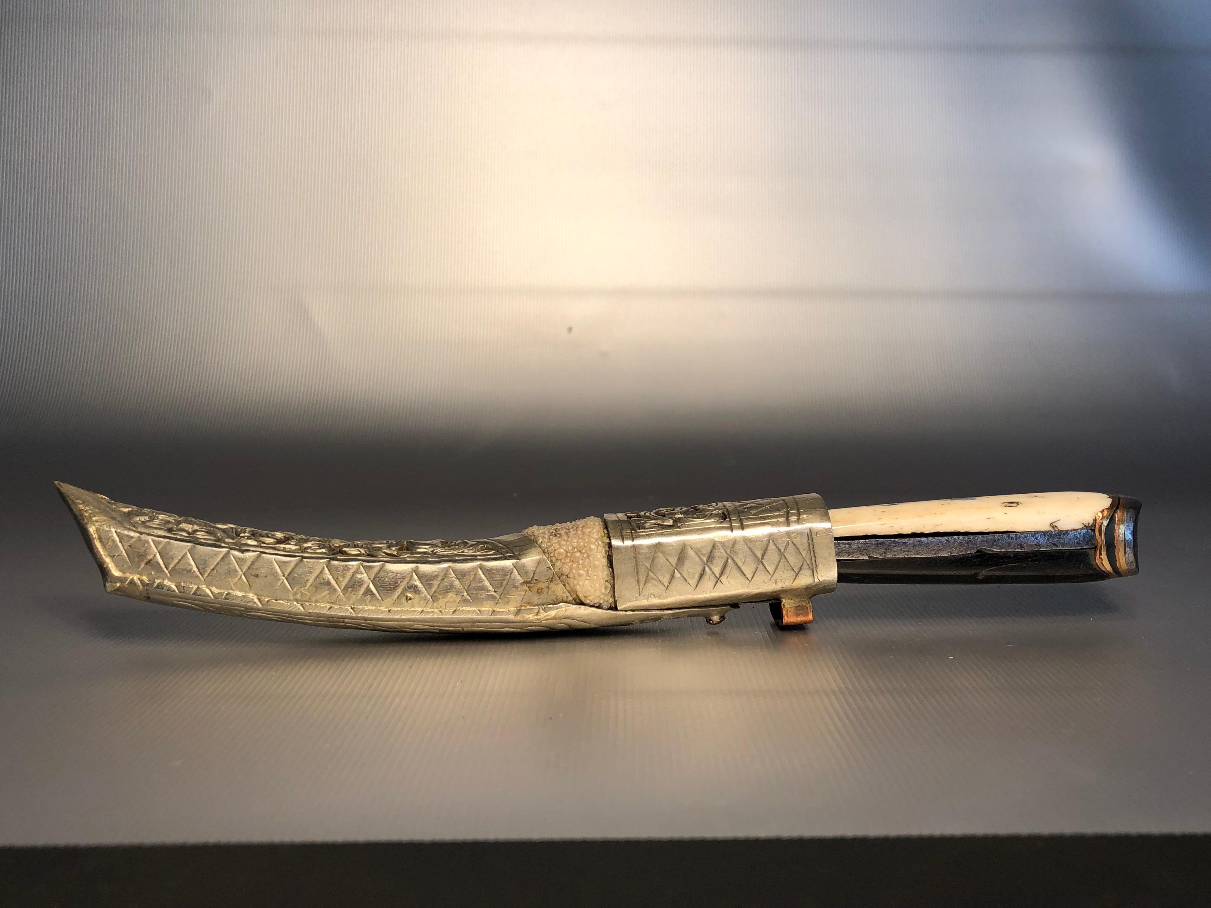 dagger pocket knife