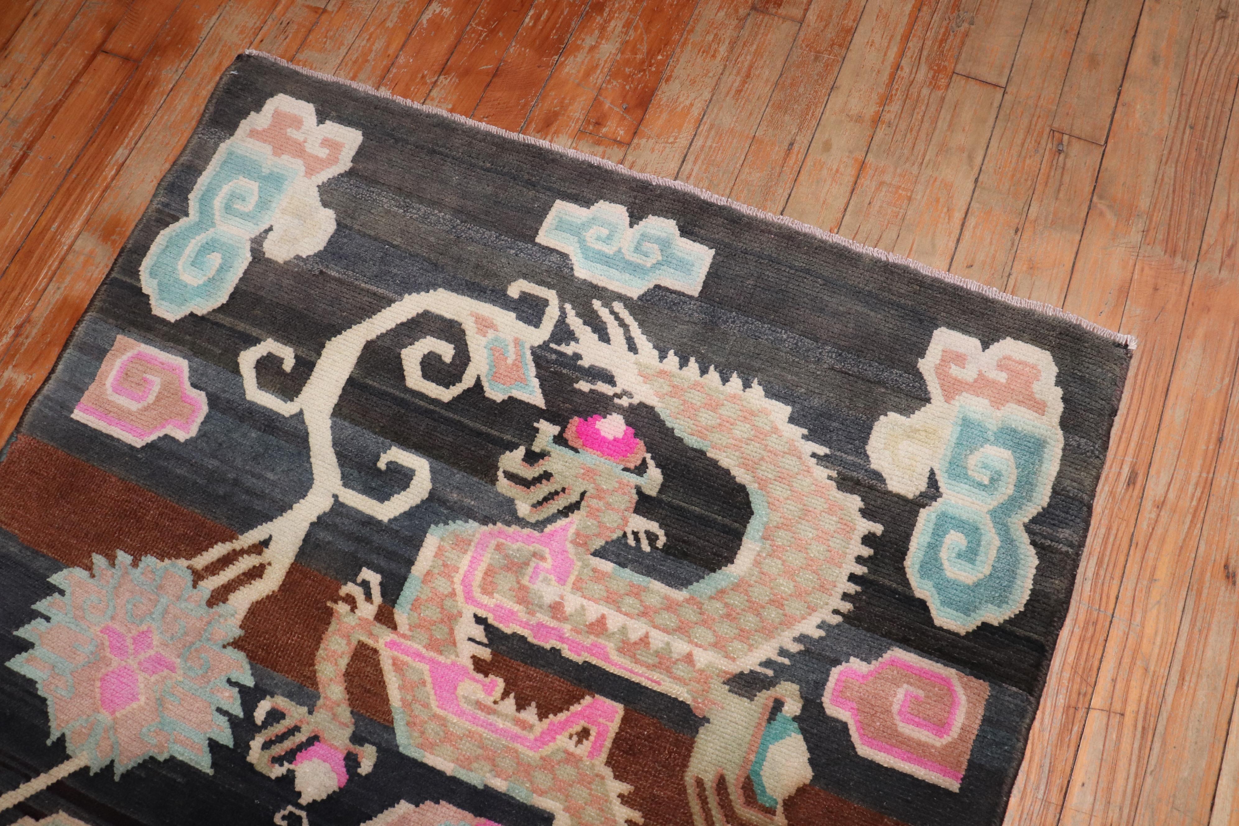 Tapis tibétain très décoratif du troisième quart du XXe siècle, avec un grand motif de double dragon. 

Taille : 3'4'' x 5''7''.

