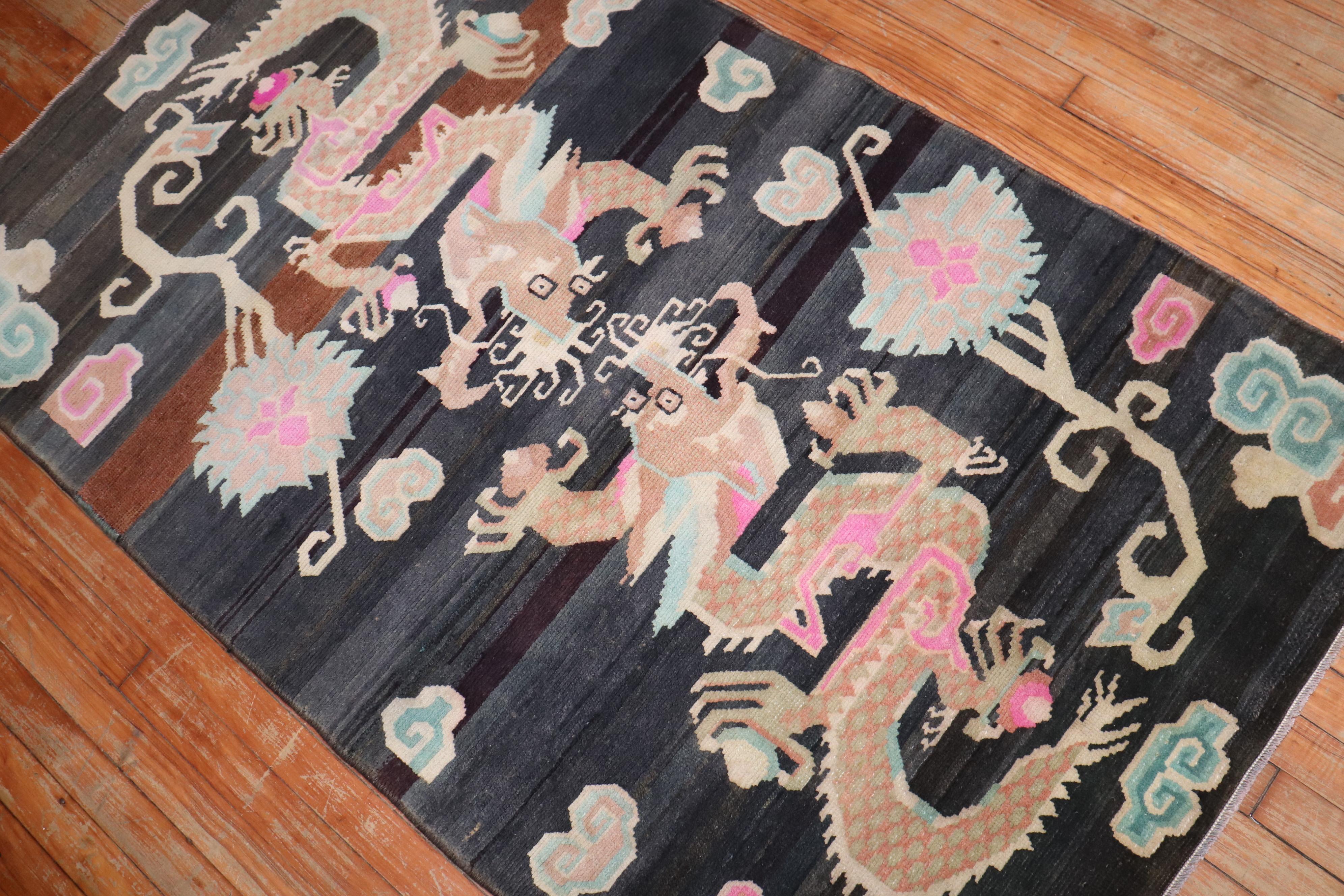 Tibetischer Doppeldrachen-Teppich im Vintage-Stil (Handgewebt) im Angebot