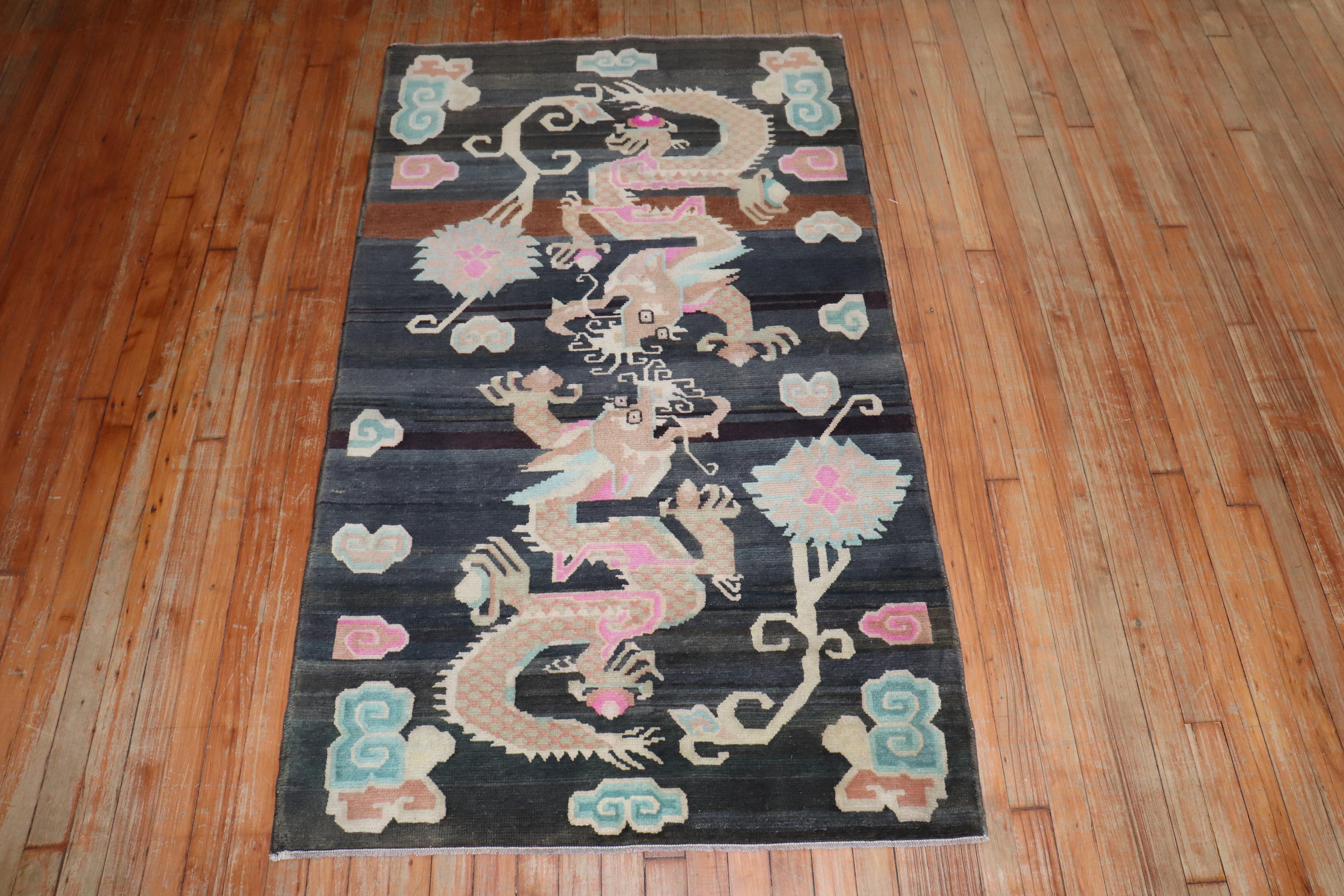 Tibetischer Doppeldrachen-Teppich im Vintage-Stil (Wolle) im Angebot