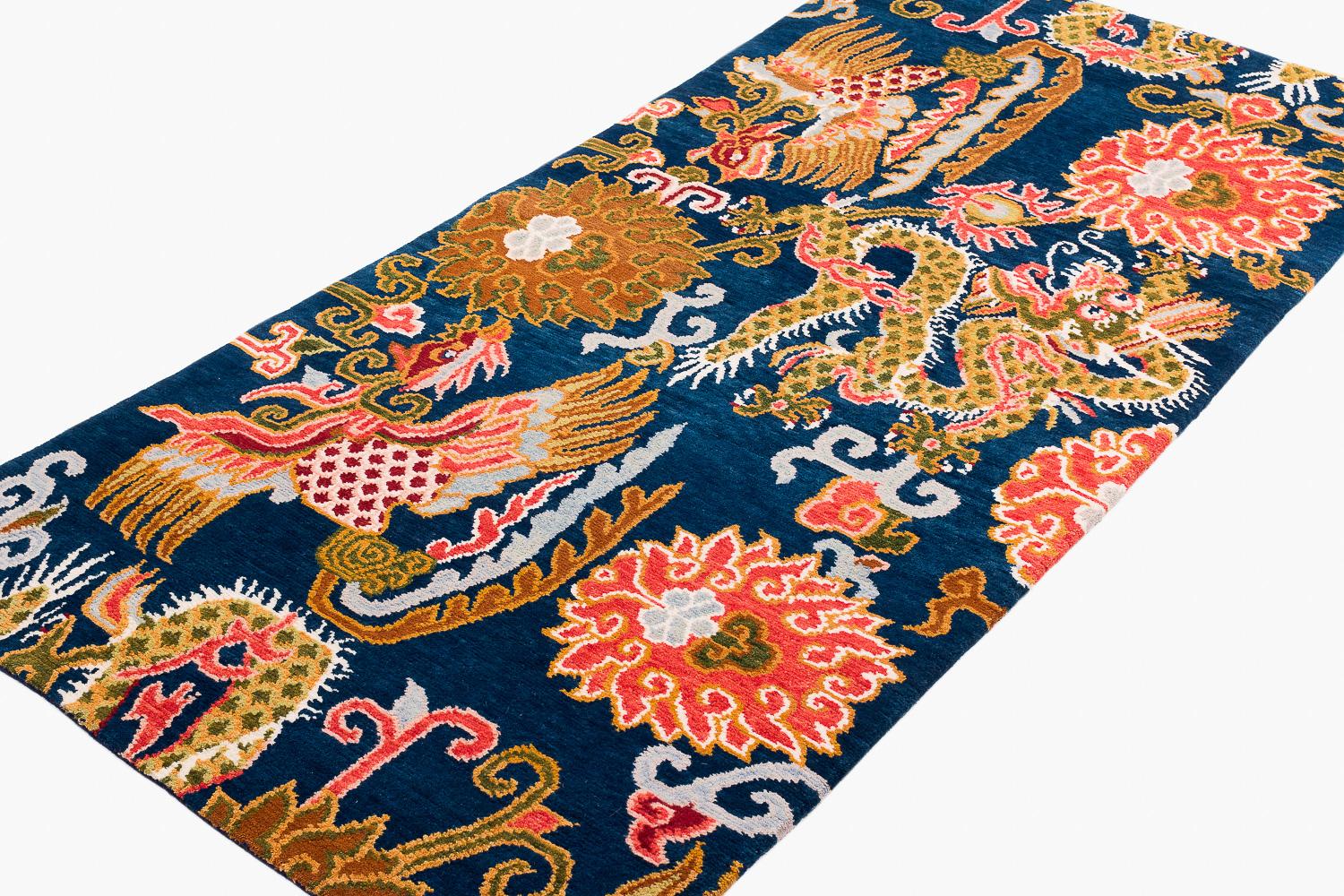 Ispirato agli antichi disegni tibetani, questo tappeto runner più piccolo fa parte della collezione di tappeti 3x6 di Joseph Carini Carpets. Notevole per il suo bellissimo campo blu indaco e l'espressivo design colorato, questo tappeto accessorio