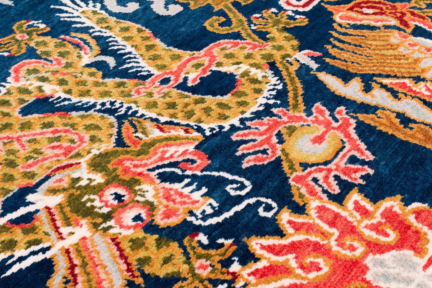 Tibetano Dragone tibetano e fenice piccolo runner accessorio in lana fatto a mano di Joseph Carini in vendita