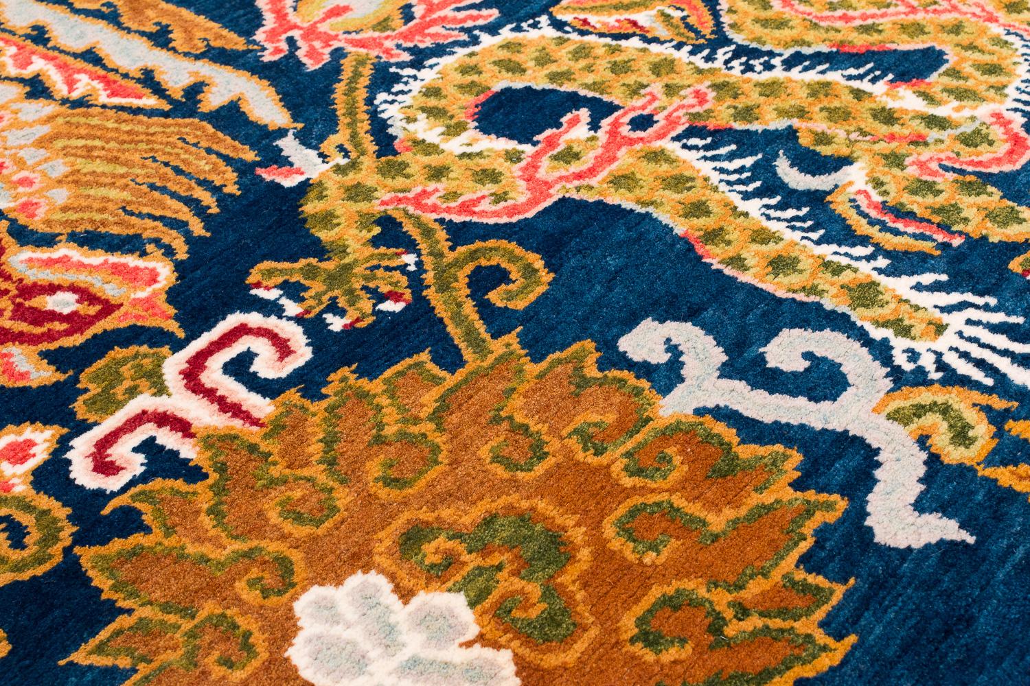 Nepalese Dragone tibetano e fenice piccolo runner accessorio in lana fatto a mano di Joseph Carini in vendita