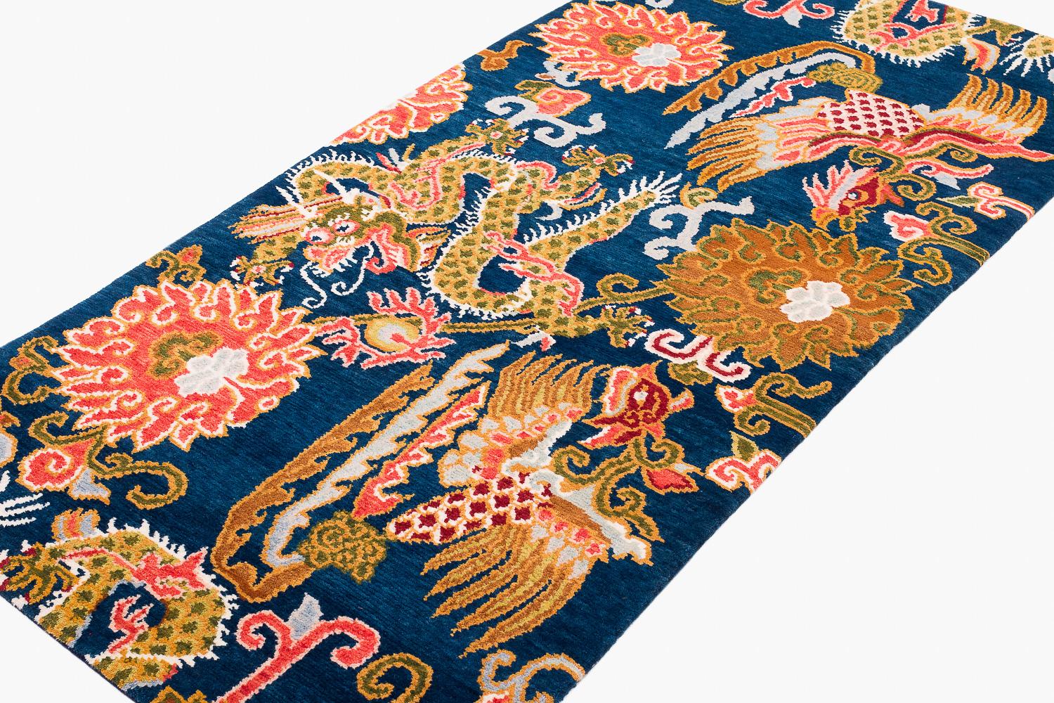 XXI secolo e contemporaneo Dragone tibetano e fenice piccolo runner accessorio in lana fatto a mano di Joseph Carini in vendita
