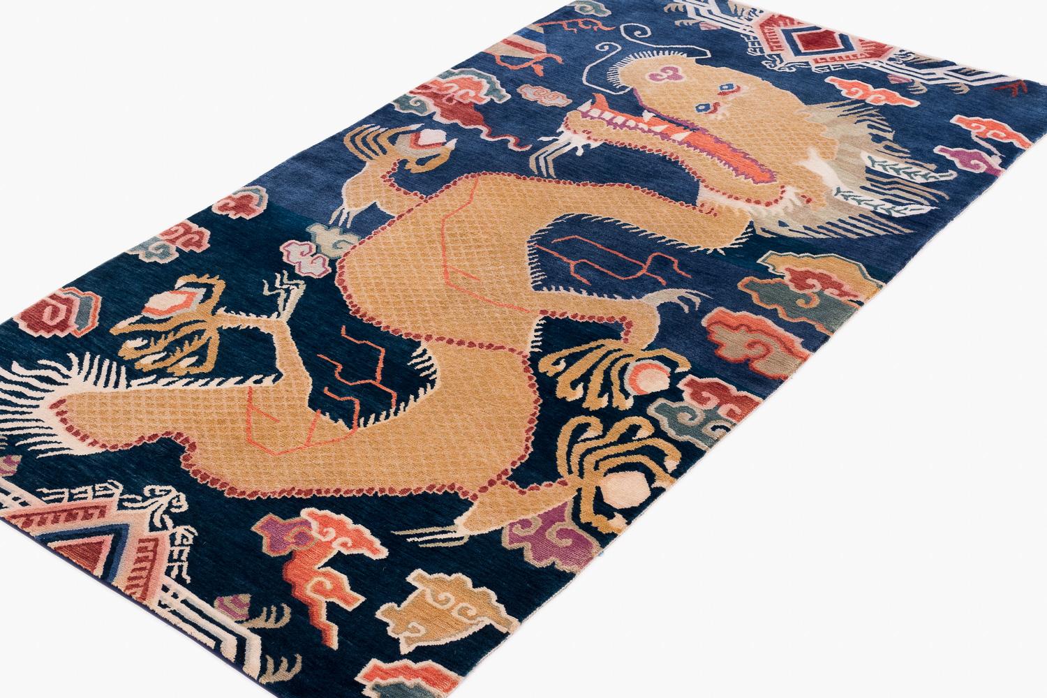 Water Dragon es una pequeña alfombra de Joseph Carini inspirada en antiguos diseños tibetanos. Notable por su hermoso campo azul índigo y su expresivo diseño colorido, esta alfombra arrojadiza accesoria podría utilizarse a los pies de una cama, en