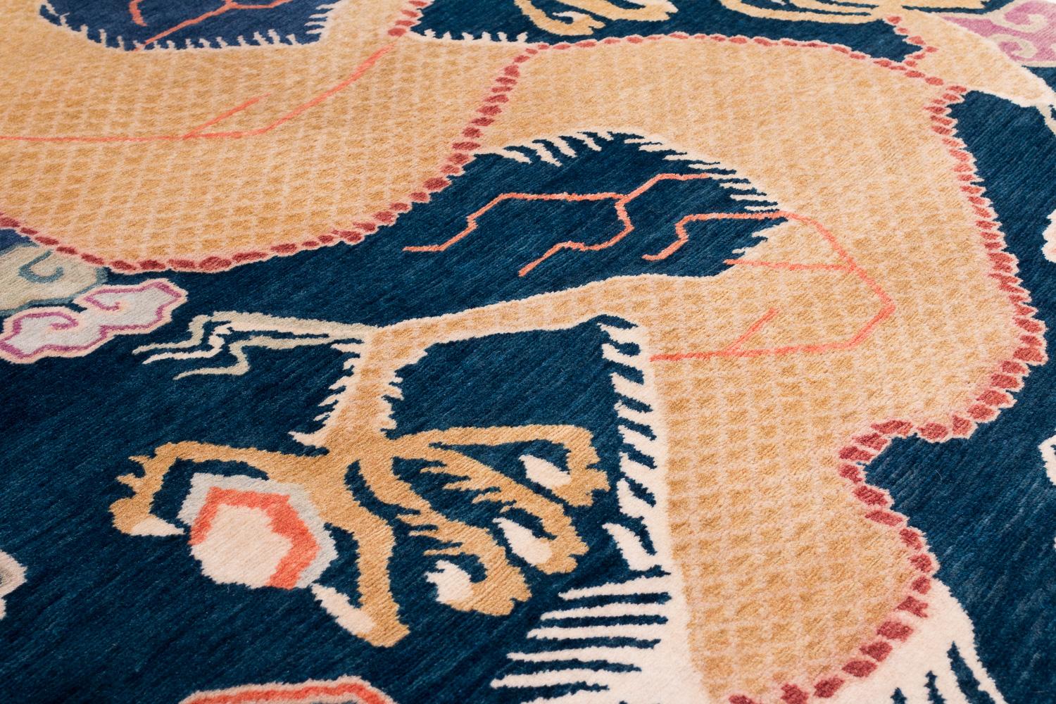 Alfombra de lana Tibetan Dragon Indigo Tibetan Clouds Accessory by Joseph Carini Teñido con vegetales en venta