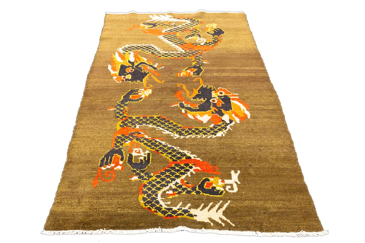 Ce tapis en forme de dragon tibétain est un ajout magnifique et unique à votre intérieur. Le design complexe en laine nouée à la main présente deux dragons centraux sur un fond minimaliste dans les tons foncés de vert. Idéal pour ajouter une touche