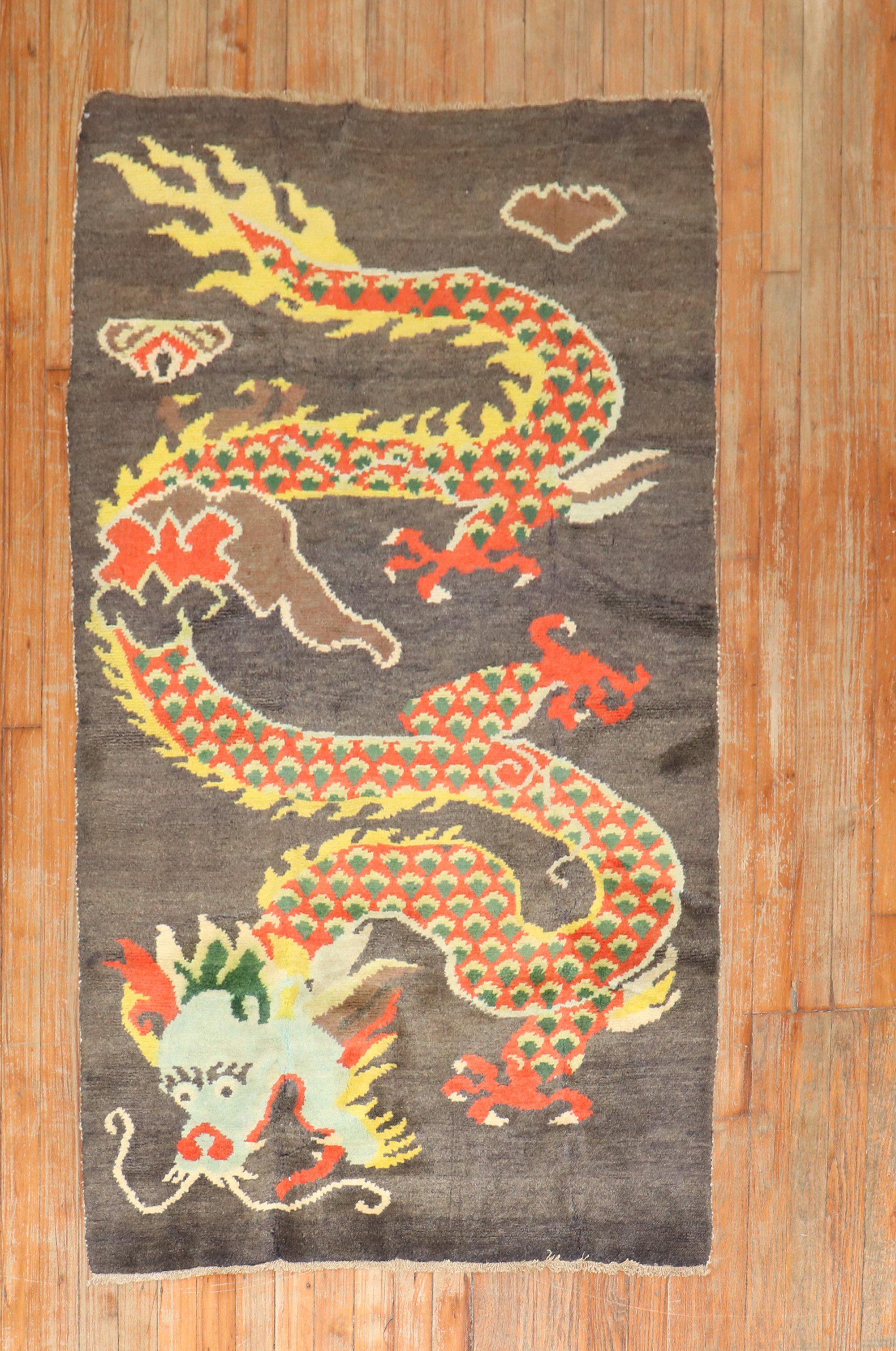 Tapis tibétain du 3e quart du 20e siècle à motif de dragon sur fond marron

Taille : 3'1'' x 58''.

