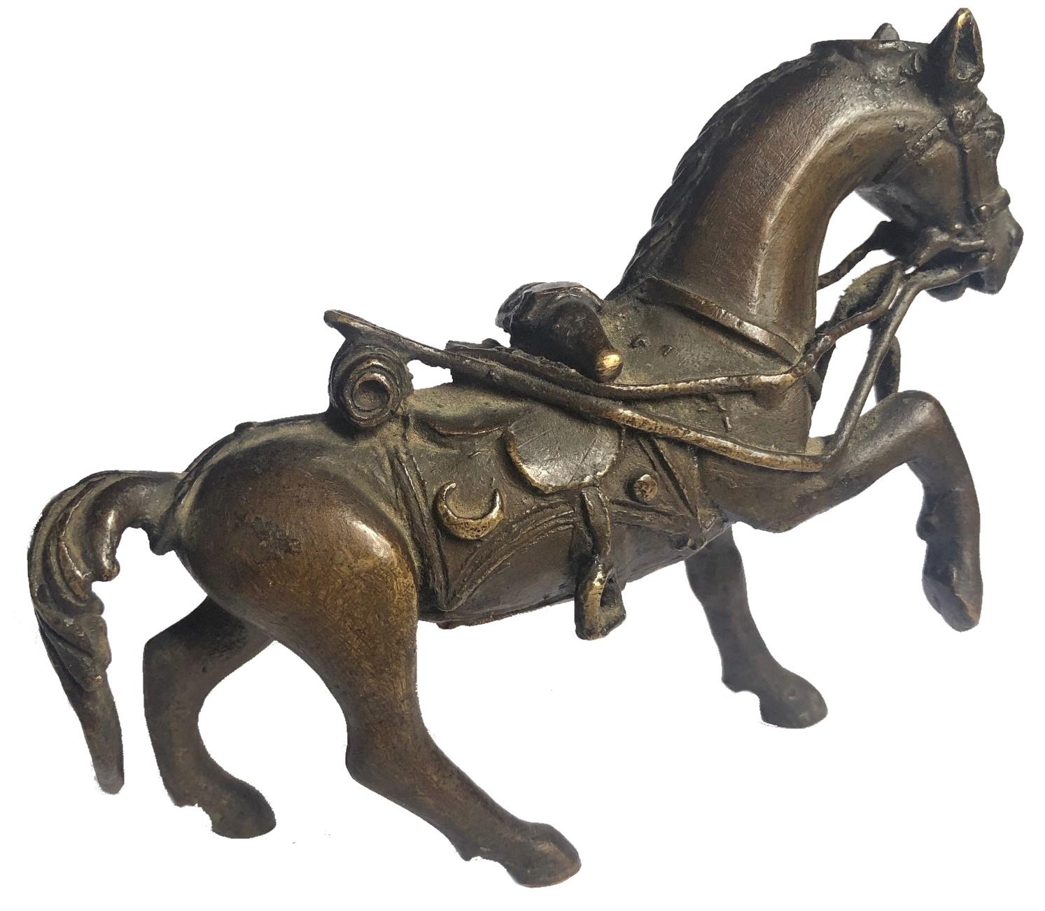 Diese kleine antike tibetische Reiterfigur zeichnet sich nicht nur durch die bemerkenswert detaillierte Skulptur eines Pferdes in einem kompletten Geschirr aus, sondern auch durch die hohe Qualität des Bronzegusses und seine originale dunkelbraune