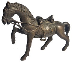 Escultura ecuestre tibetana de bronce de caballo con arnés completo, siglo XVII