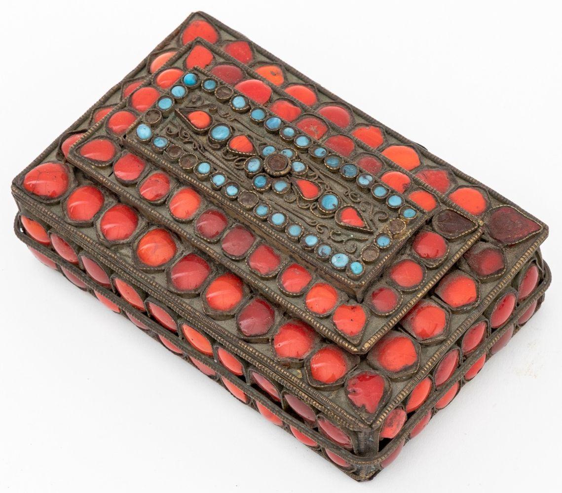 Articles tibétains en faux corail et turquoise, 3 en vente 1